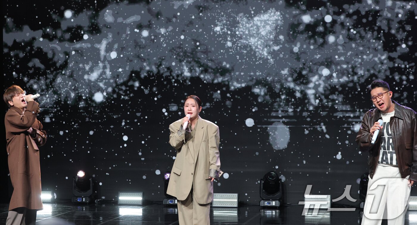 본문 이미지 - 어반자카파(URBAN ZAKAPA) 권순일(왼쪽부터)과 조현아, 박용인이 3일 오후 서울 강남구 일지아트홀에서 가진 신보 EP앨범 ‘STAY’ 발매 기념 음감회에 참석해 열창하고 있다. 2025.11.3/뉴스1 ⓒ News1 권현진 기자