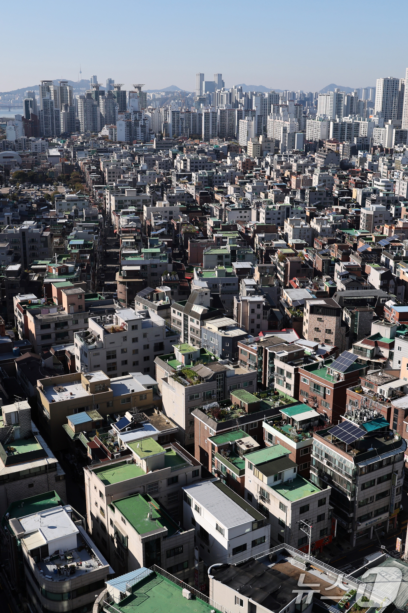 (서울=뉴스1) 황기선 기자 = 정부의 10·15 부동산 대책 이후 서울 빌라(연립·다세대주택) 거래량이 70% 이상 급감한 것으로 나타났다.3일 국토교통부 실거래가 통계에 따르면 …