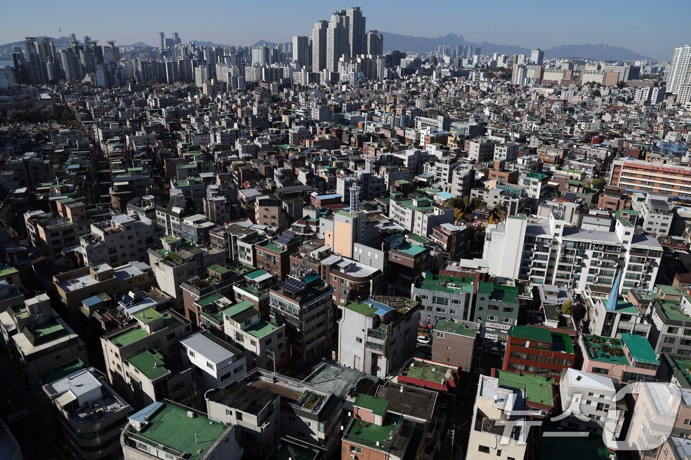 (서울=뉴스1) 황기선 기자 = 정부의 10·15 부동산 대책 이후 서울 빌라(연립·다세대주택) 거래량이 70% 이상 급감한 것으로 나타났다.3일 국토교통부 실거래가 통계에 따르면 …