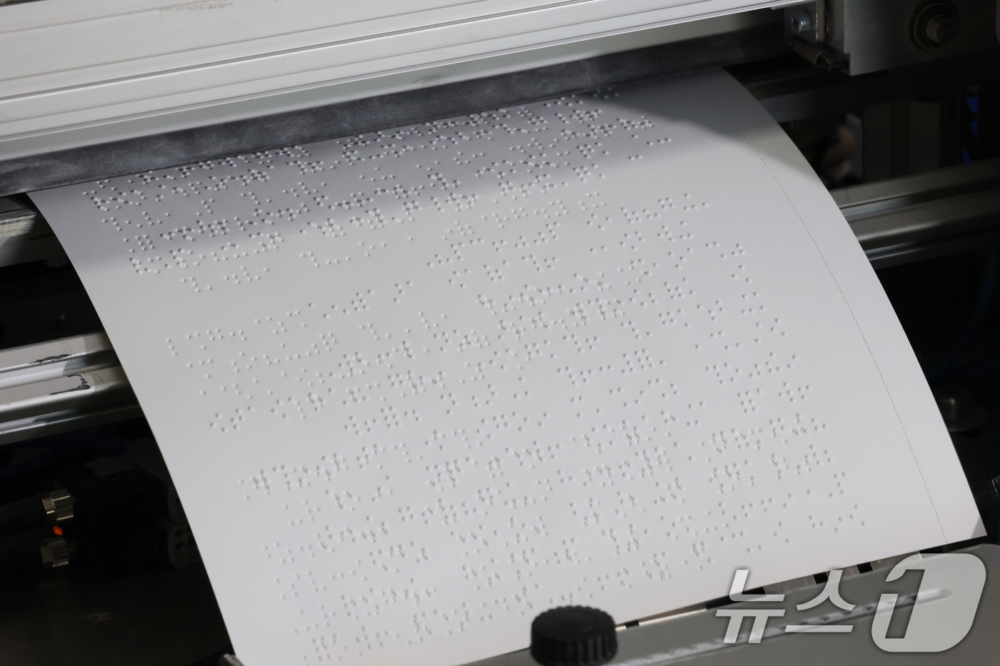 (수원=뉴스1) 김영운 기자 = '점자의 날'을 하루 앞둔 3일 오후 경기 수원시 팔달구 경기도시각장애인도서관에서 점자책이 제작되고 있다.‘점자의 날’은 시각장애인의 세종대왕이라 …