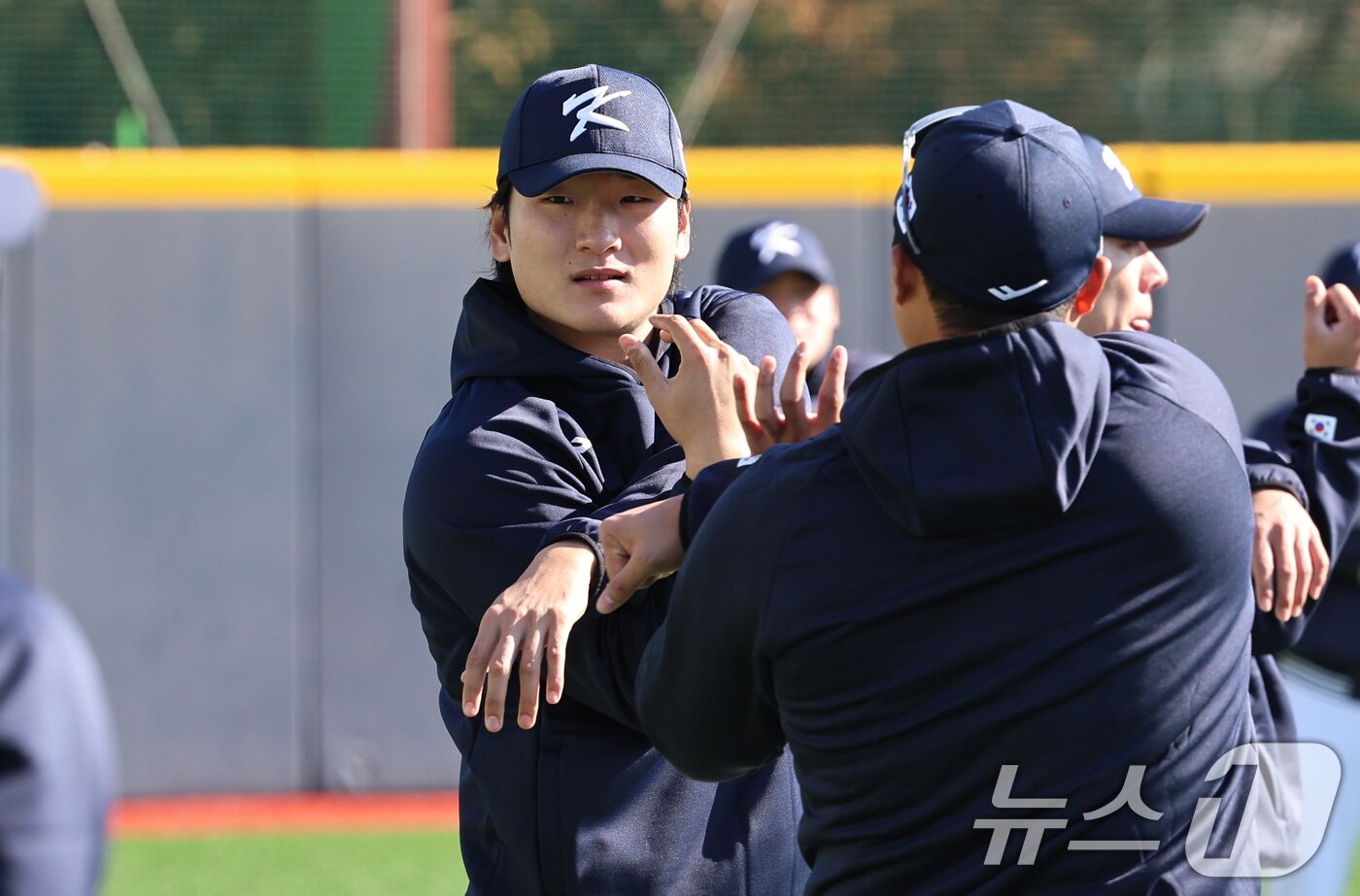 본문 이미지 - 야구 국가대표팀 곽빈이 3일 오후 경기 고양시 국가대표 야구훈련장에서 열린 소집훈련에서 몸을 풀고 있다. 류지현 감독이 이끄는 대표팀은 오는 8,9일 체코에 이어 15,16일에 일본과의 평가전 경기를 치를 예정이다. 2025.11.3/뉴스1 ⓒ News1 구윤성 기자