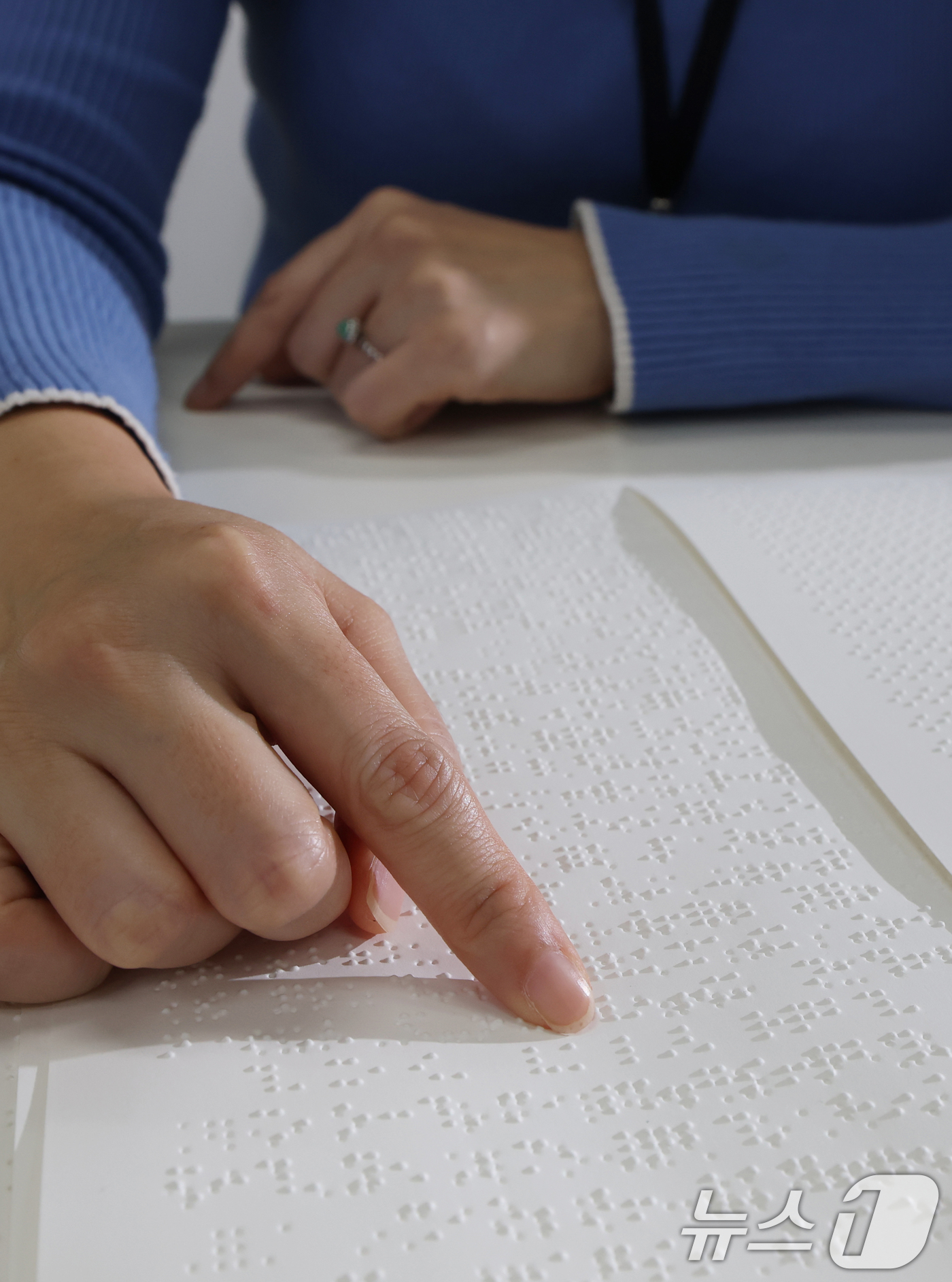 (수원=뉴스1) 김영운 기자 = '점자의 날'을 하루 앞둔 3일 오후 경기 수원시 팔달구 경기도시각장애인도서관에서 관계자가 제작이 완료된 점자책을 검수하고 있다.‘점자의 날’은 시 …