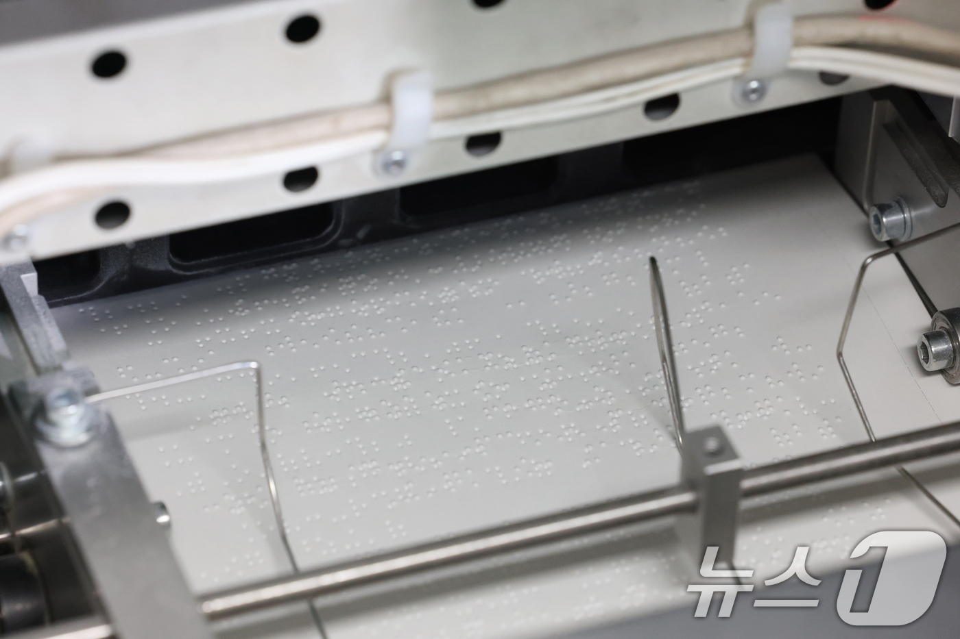 (수원=뉴스1) 김영운 기자 = '점자의 날'을 하루 앞둔 3일 오후 경기 수원시 팔달구 경기도시각장애인도서관에서 점자책이 제작되고 있다.‘점자의 날’은 시각장애인의 세종대왕이라 …