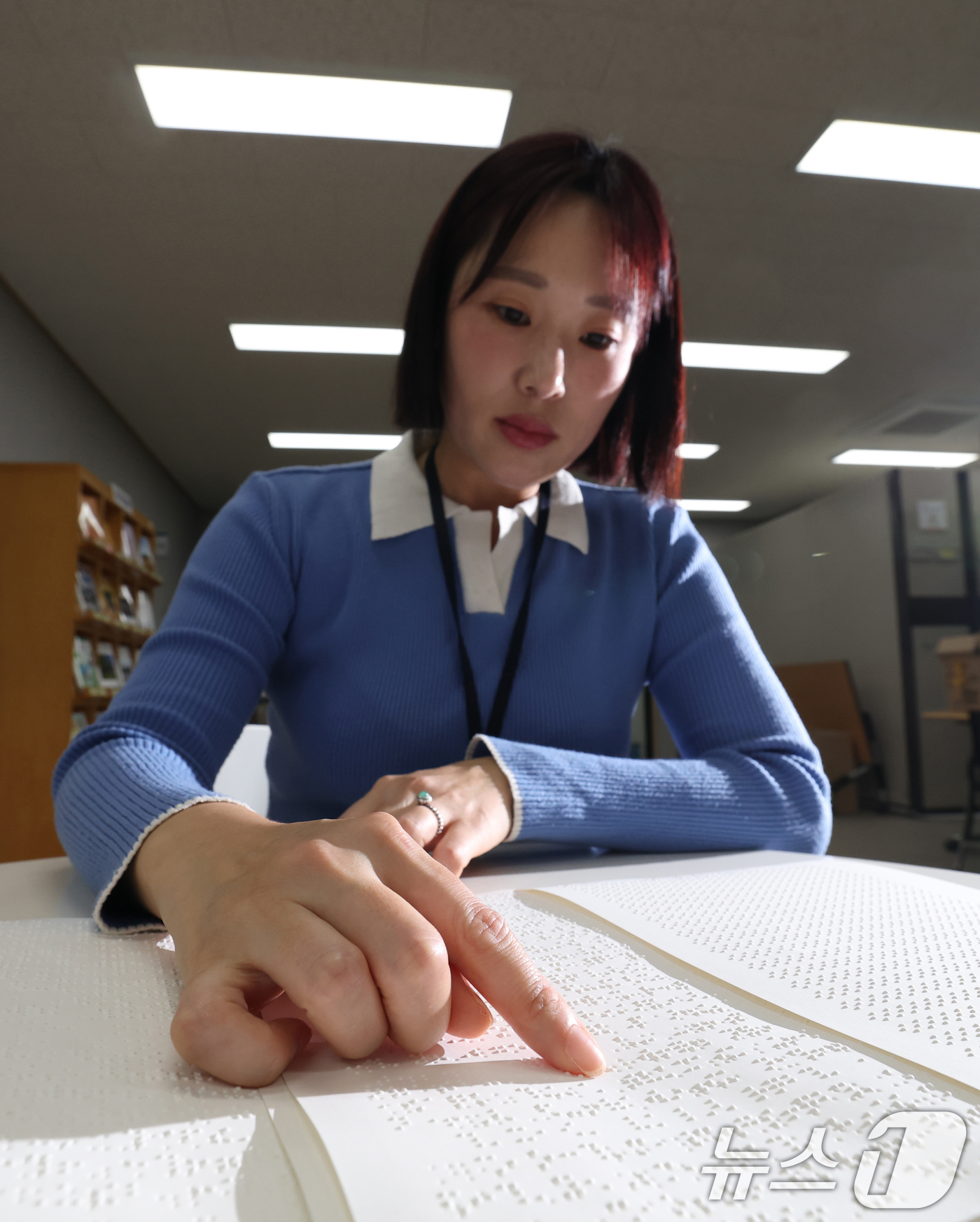 (수원=뉴스1) 김영운 기자 = '점자의 날'을 하루 앞둔 3일 오후 경기 수원시 팔달구 경기도시각장애인도서관에서 관계자가 제작이 완료된 점자책을 검수하고 있다.‘점자의 날’은 시 …