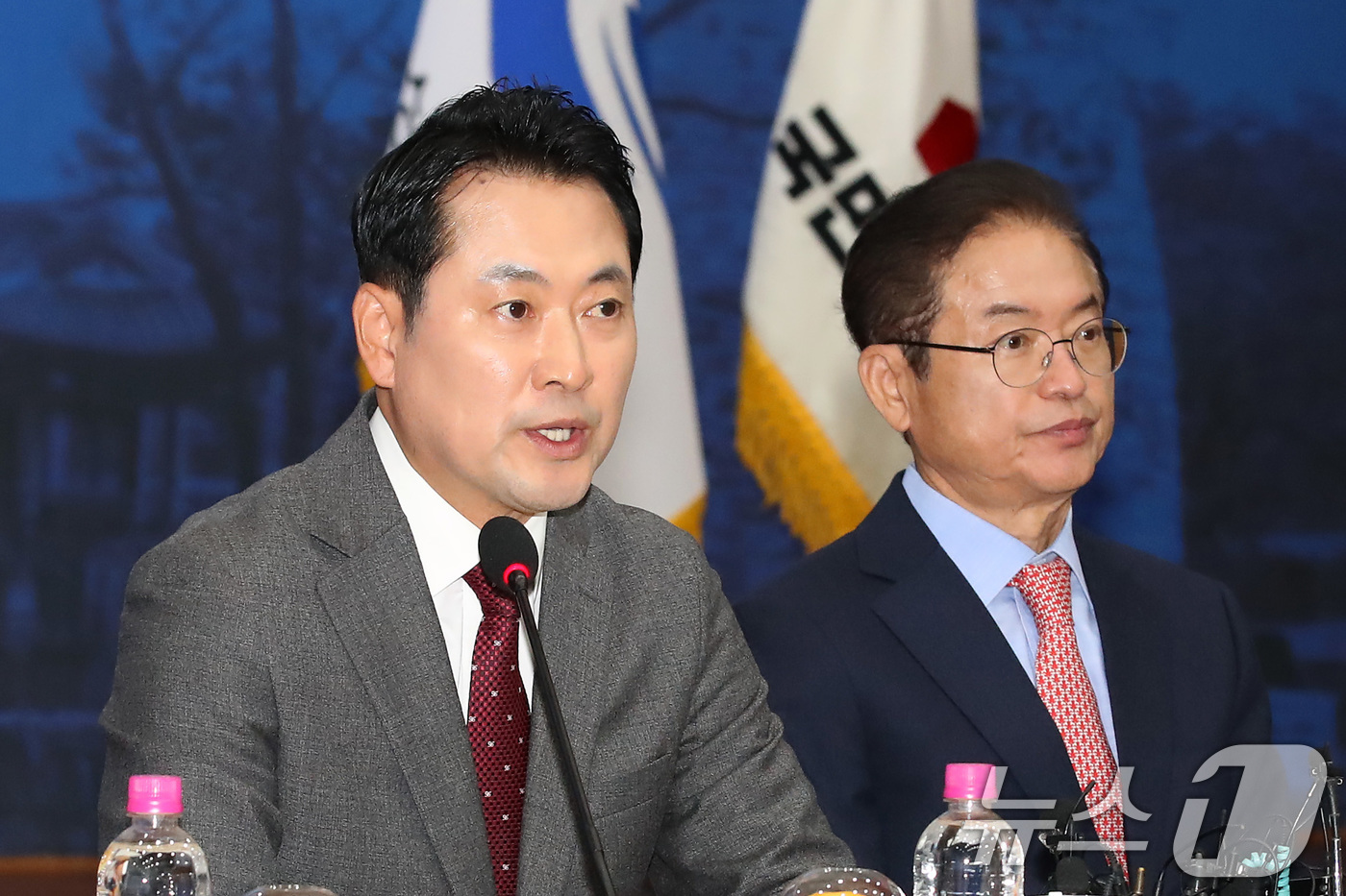 (안동=뉴스1) 공정식 기자 = 장동혁 국민의힘 대표(왼쪽)가 3일 오후 경북 안동시 경북도청에서 열린 대구·경북 지역민생 예산정책협의회에서 인사말을 하고 있다. 오른쪽은 이철우 …