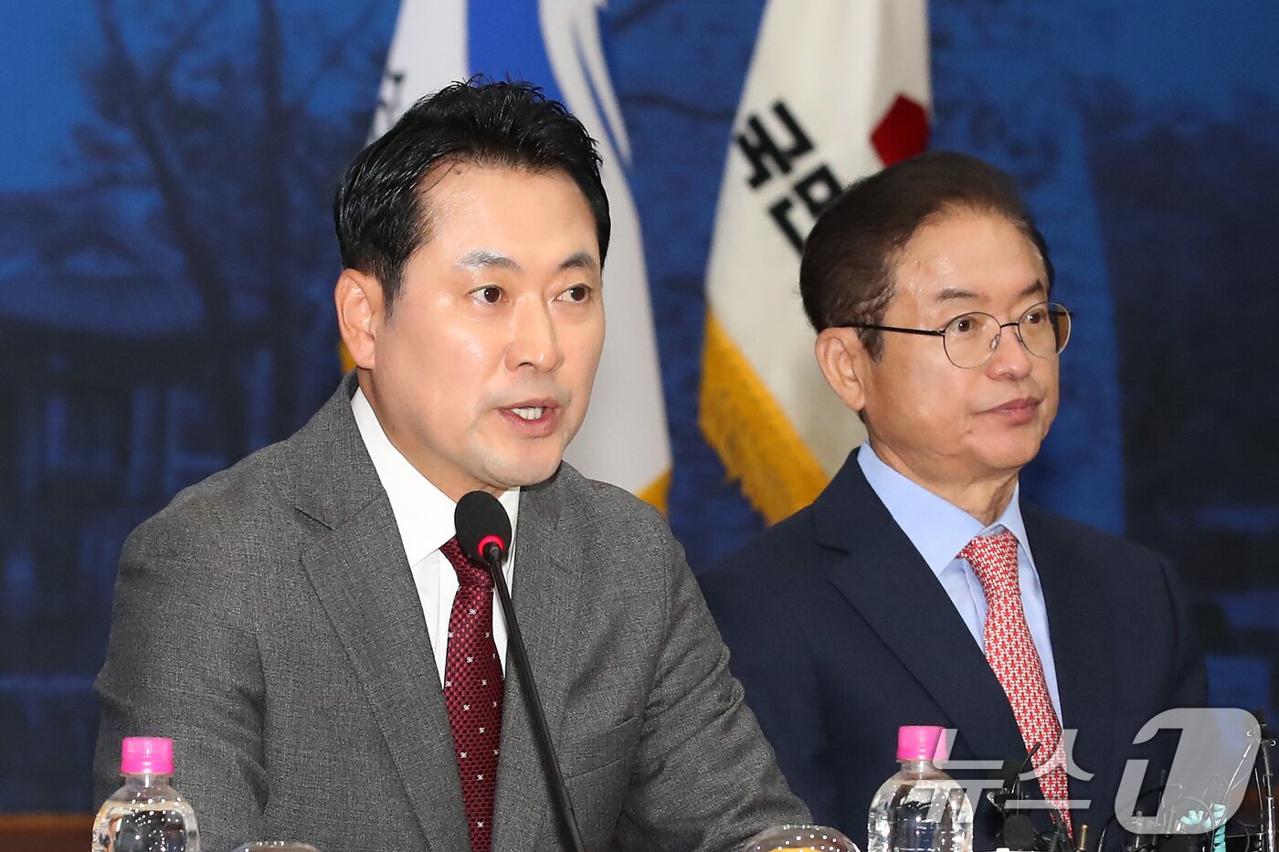 본문 이미지 - 장동혁 국민의힘 대표&#40;왼쪽&#41;가 3일 오후 경북 안동시 경북도청에서 열린 대구·경북 지역민생 예산정책협의회에서 인사말을 하고 있다. 오른쪽은 이철우 경북도지사. 2025.11.3/뉴스1 ⓒ News1 공정식 기자