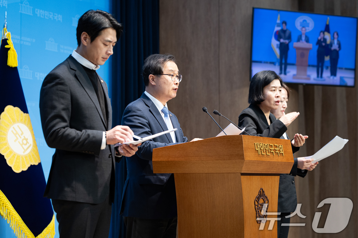 (서울=뉴스1) 유승관 기자 = 더불어민주당 정치검찰 조작기소대응 특별위원회 소속 의원들이 3일 서울 여의도 국회 소통관에서 정진상 전 민주당 당대표실 정무조정실장에 대한 검찰 수 …