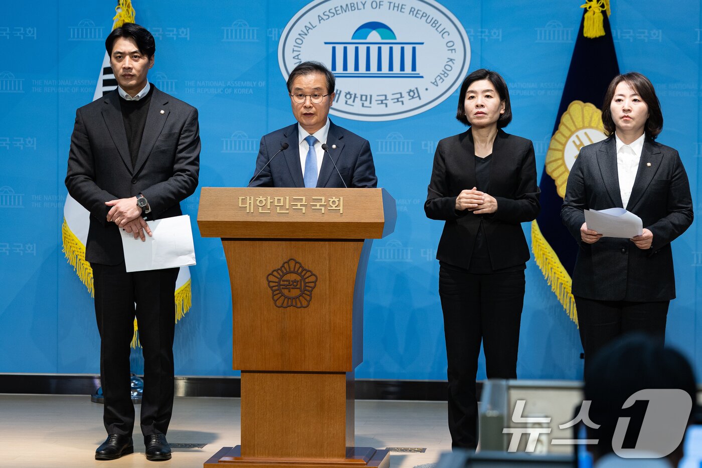 본문 이미지 - 더불어민주당 정치검찰 조작기소대응 특별위원회 소속 의원들이 3일 서울 여의도 국회 소통관에서 정진상 전 민주당 당대표실 정무조정실장에 대한 검찰 수사 관련 언론보도 등에 대해 기자회견을 하고 있다. 왼쪽부터 한준호 위원장, 이건태, 이주희 의원. 2025.11.3/뉴스1 ⓒ News1 유승관 기자