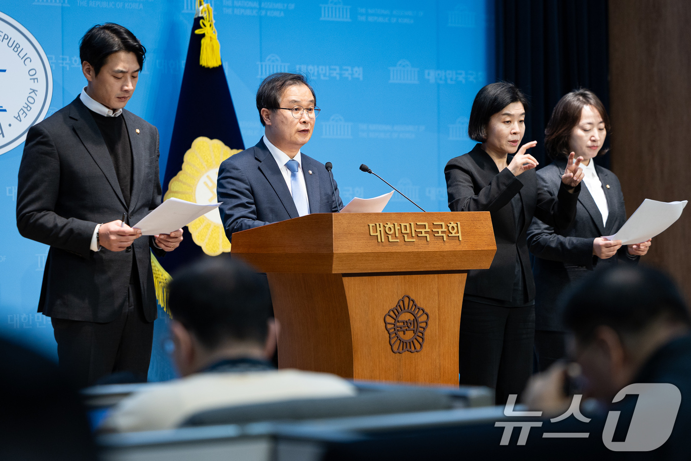 (서울=뉴스1) 유승관 기자 = 더불어민주당 정치검찰 조작기소대응 특별위원회 소속 의원들이 3일 서울 여의도 국회 소통관에서 정진상 전 민주당 당대표실 정무조정실장에 대한 검찰 수 …