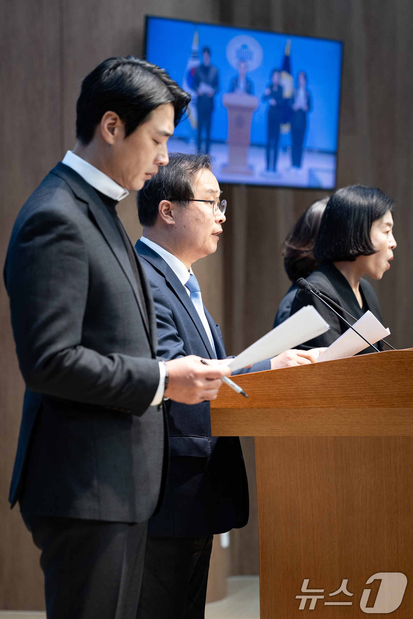 (서울=뉴스1) 유승관 기자 = 더불어민주당 정치검찰 조작기소대응 특별위원회 소속 의원들이 3일 서울 여의도 국회 소통관에서 정진상 전 민주당 당대표실 정무조정실장에 대한 검찰 수 …