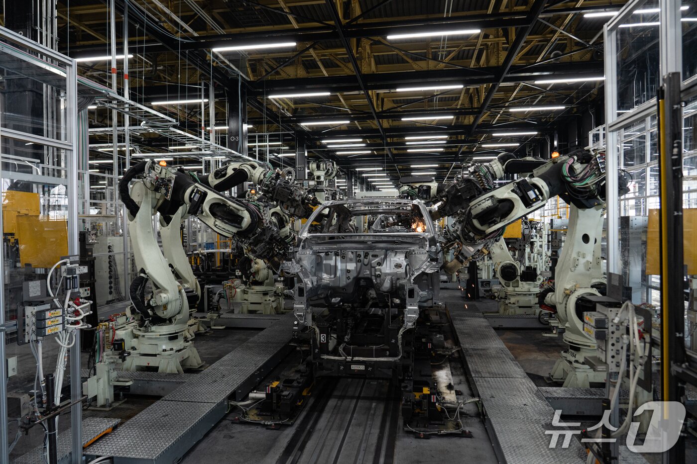 본문 이미지 - 31일 일본 아이치현 소재 도요타 GR 공장에서 무인운반차(AGV)에 실린 차체가 로봇건에 의해 용접되고 있는 모습(한국토요타자동차 제공). 2025.10.31.