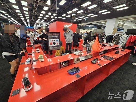 본문 이미지 - 프로-스펙스가 22~29일 7일간 러너들을 위한 팝업스토어 '달리기의 궤적'을 개최한다.ⓒ 뉴스1/김진희 기자.