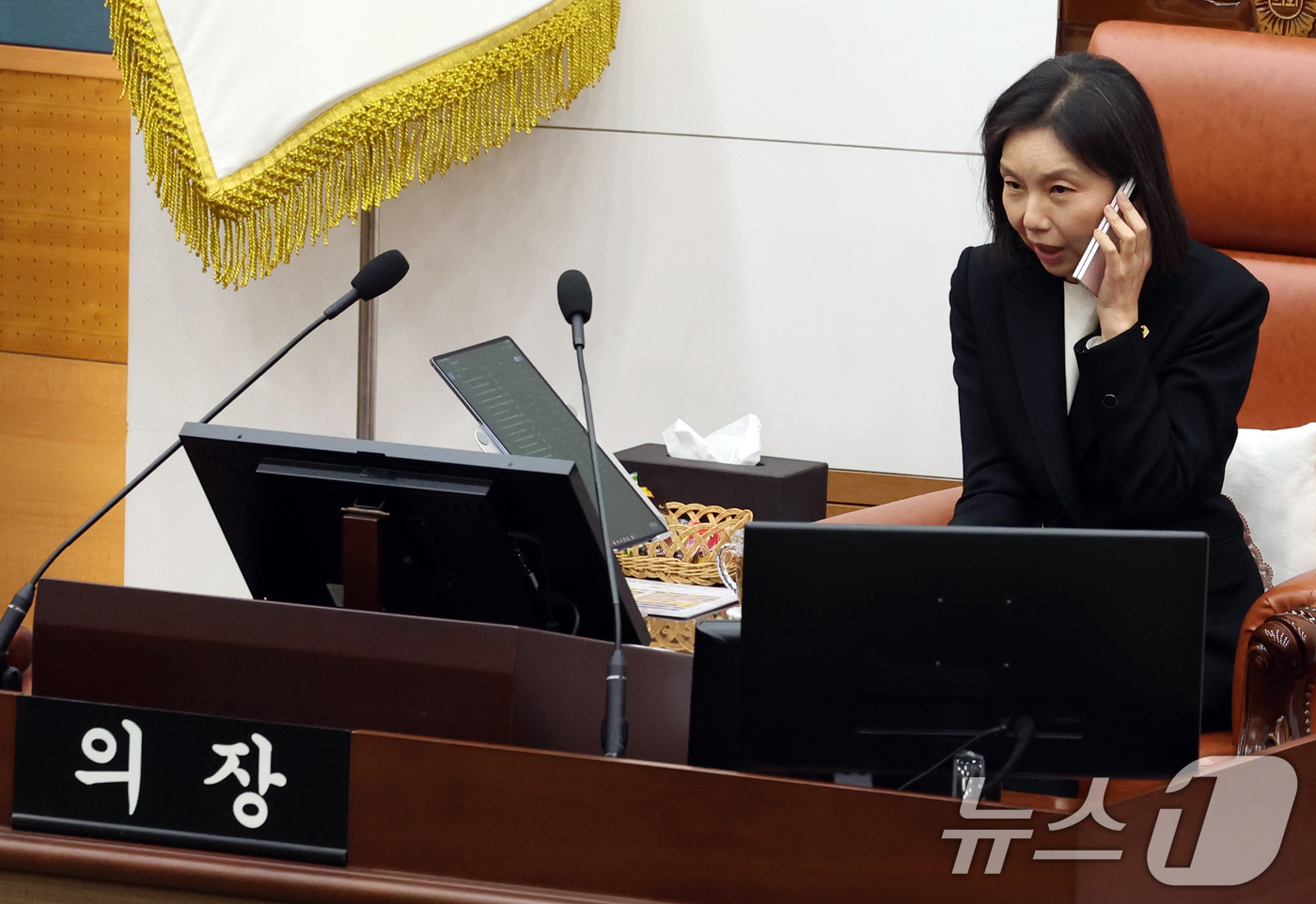 (서울=뉴스1) 김명섭 기자 = 최호정 서울시의회 의장이 3일 오후 서울 중구 시의회 본회의장에서 열린 제333회 정례회 1차 본회의 개회식에 앞서 전화통화를 하고 있다. 2025 …