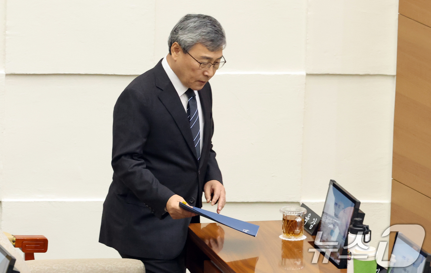 (서울=뉴스1) 김명섭 기자 = 정근식 서울시교육감이 3일 오후 서울 중구 시의회 본회의장에서 열린 제333회 정례회 1차 본회의에 참석하고 있다. 2025.11.3/뉴스1