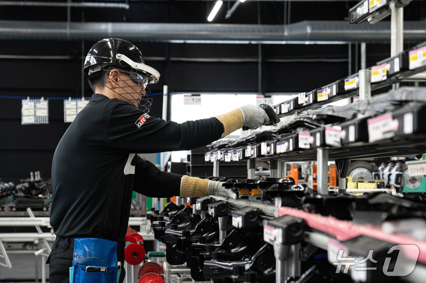 본문 이미지 - 31일 일본 아이치현 소재 도요타 GR 공장에서 로봇건이 정밀 측정한 차체 하부 데이터를 기반으로 작업자가 하부에 조립할 최적의 부품을 꺼내는 모습(한국토요타자동차 제공). 2025.10.31.