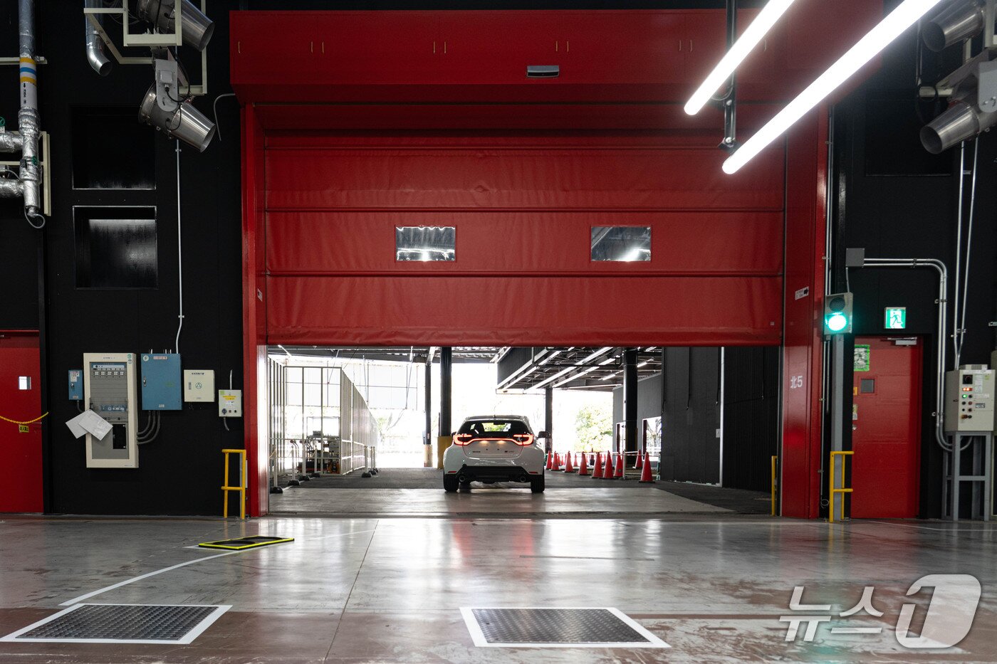 본문 이미지 - 31일 일본 아이치현 소재 도요타 GR 공장에서 완성된 고성능 소형 해치백 '야리스 GR' 차량이 주행 검사를 받기 위해 공장 밖으로 이동하는 모습(한국토요타자동차 제공). 2025.10.31.