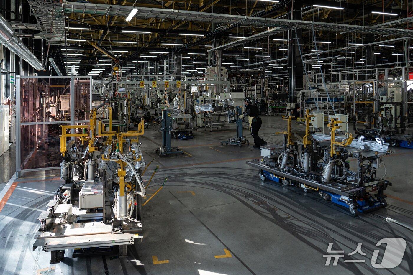 본문 이미지 - 31일 일본 아이치현 소재 도요타 GR 공장에서 각종 차체가 무인운반차(AGV)에 실려 이동하는 모습(한국토요타자동차 제공). 2025.10.31.