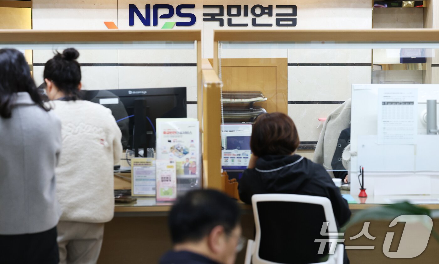 본문 이미지 - 국민연금 기금이 사상 처음으로 총자산의 절반 이상을 주식에 투자한 것으로 나타났다. 3일 올해 6월 말 기준 국민연금 기금운용 현황 자료에 따르면 총 1천269조1천355억 원에 달하는 적립금 중 주식&#40;국내 및 해외&#41;에 투자된 금액은 635조5천734억원으로, 전체 자산의 50.1%를 차지했다. 이는 국민연금 기금 역사상 처음으로 주식 비중이 50%를 넘어선 기록이다. 사진은 이날 서울 서대문구 국민연금공단 서울북부지역본부 모습. 2025.11.3/뉴스1 ⓒ News1 오대일 기자