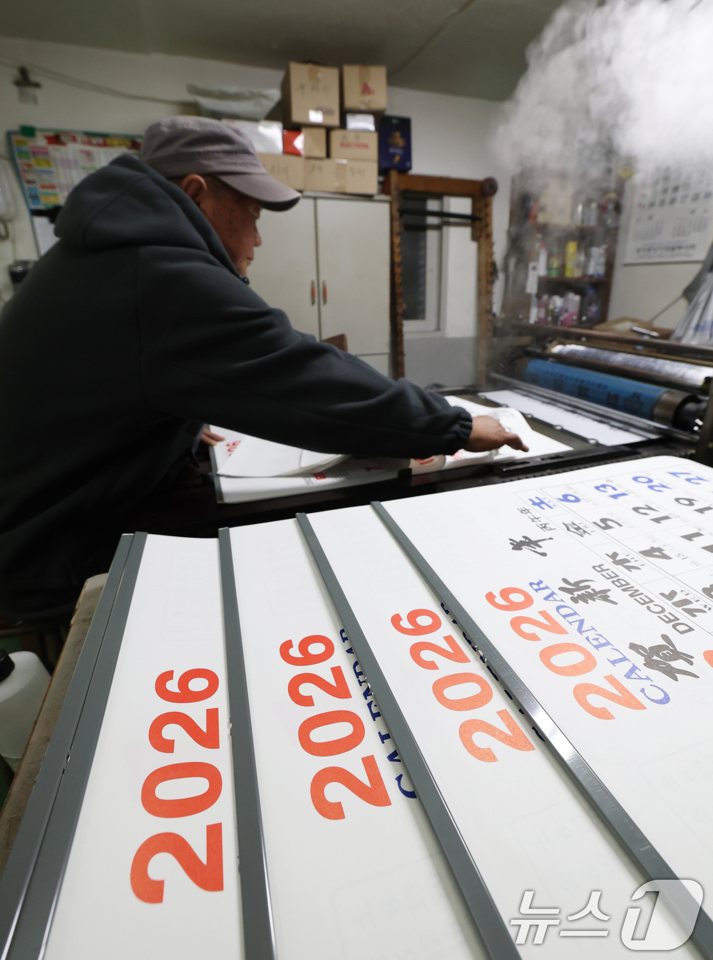 (수원=뉴스1) 김영운 기자 = 3일 경기 수원시 장안구의 한 달력 인쇄소에서 직원이 2026년 병오년(丙午年) 달력을 제작하고 있다. 2025.11.3/뉴스1