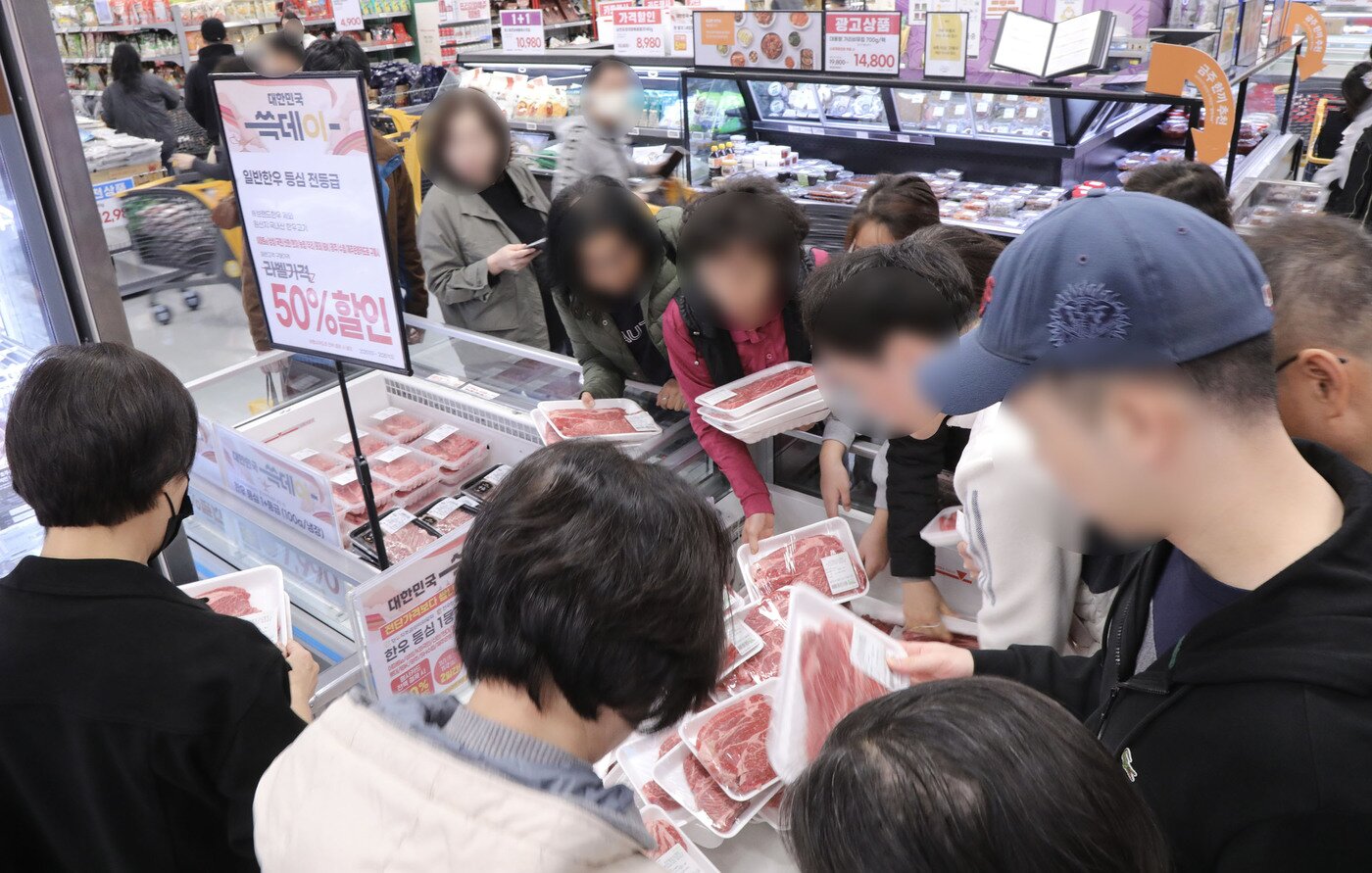 본문 이미지 - 지난 2일 이마트 영등포점에서 고객들이 한우데이 행사에 참여한 모습.(이마트 제공).  