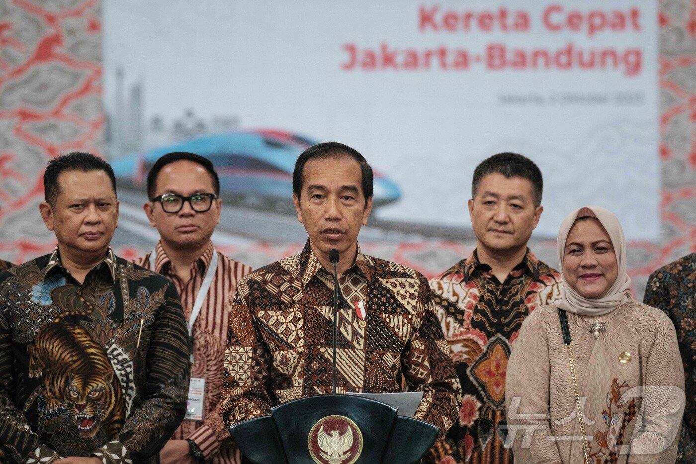 본문 이미지 -  2023년 10월 2일 당시 인도네시아 조코 위도도 대통령(가운데)이 자카르타 할림역에서 열린 자카르타-반둥 고속열차 '우쉬' 개통식에서 연설하고 있다. 2023.10.02. ⓒ AFP=뉴스1 ⓒ News1 이정환 기자