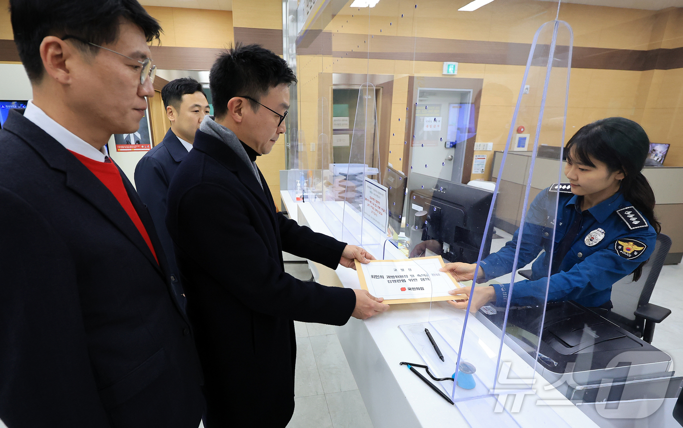 (서울=뉴스1) 김진환 기자 = 국민의힘 미디어법률단 최지우 단장과 김민호 변호사, 방인태 변호사가 3일 오후 서울 종로구 서울경찰청 민원실을 찾아 더불어민주당 소속 최민희 과학기 …