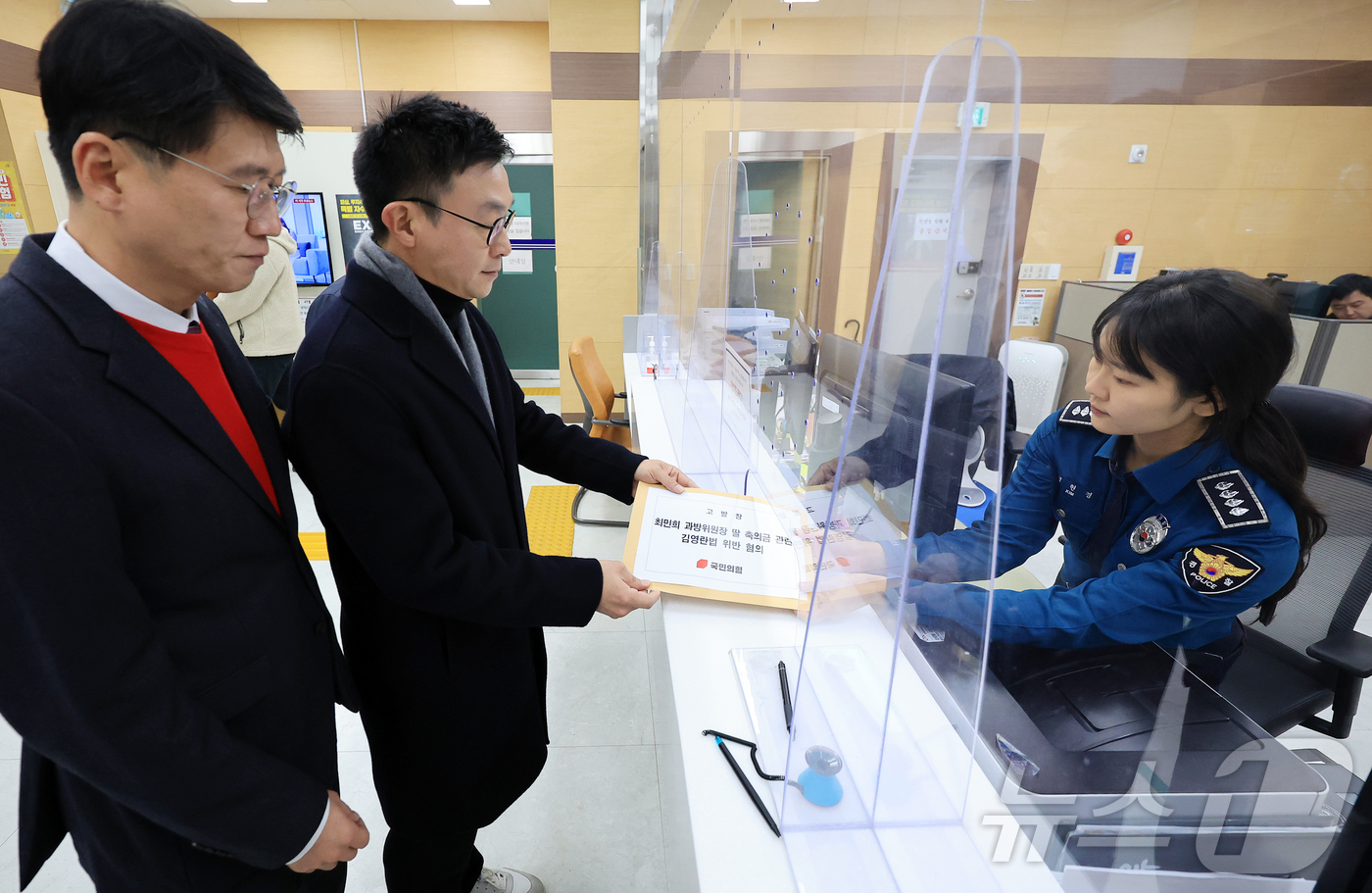 (서울=뉴스1) 김진환 기자 = 국민의힘 미디어법률단 최지우 단장과 김민호 변호사, 방인태 변호사가 3일 오후 서울 종로구 서울경찰청 민원실을 찾아 더불어민주당 소속 최민희 과학기 …