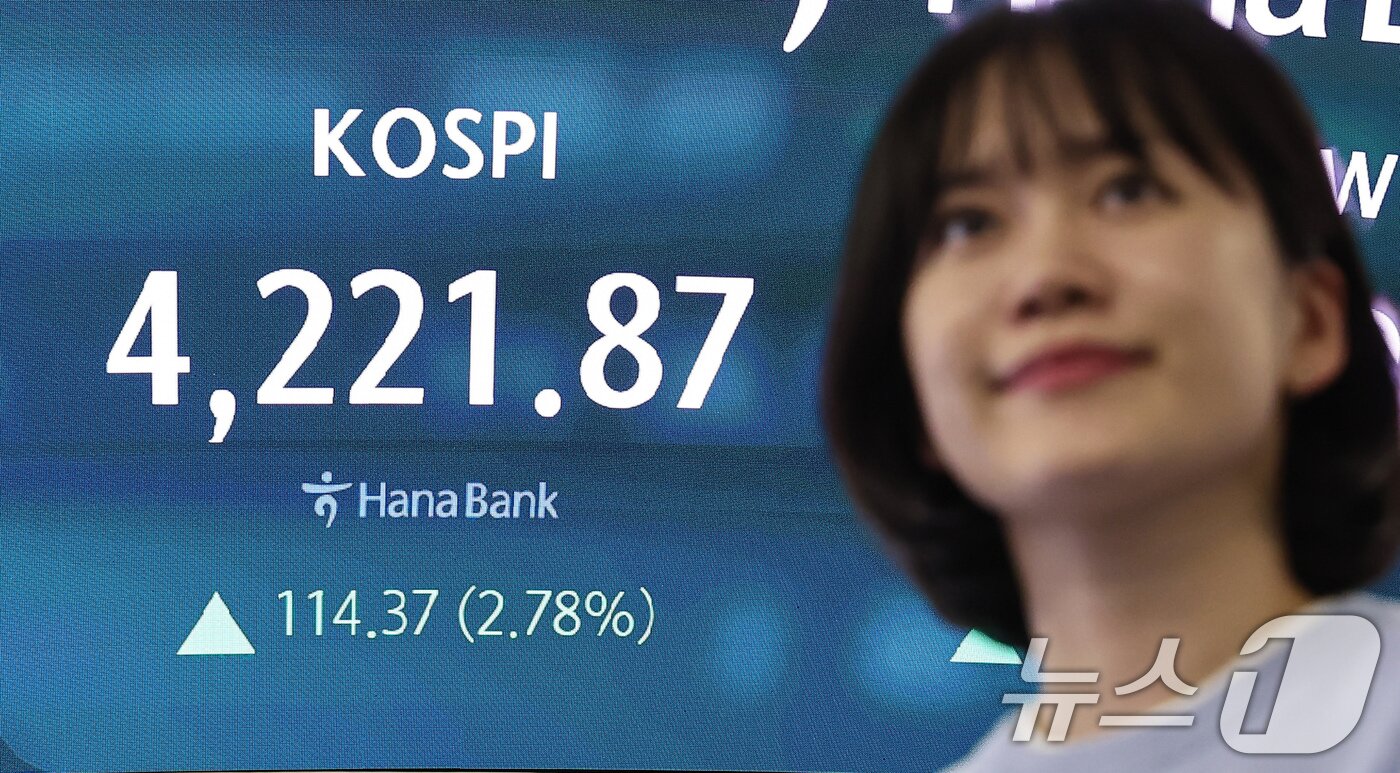 본문 이미지 - 코스피가 장중 4200선을 돌파하는 등 사상 최고치를 경신한 3일 서울 중구 하나은행 본점 딜링룸 전광판에 종가가 표시되고 있다.  2025.11.3/뉴스1 ⓒ News1 김도우 기자