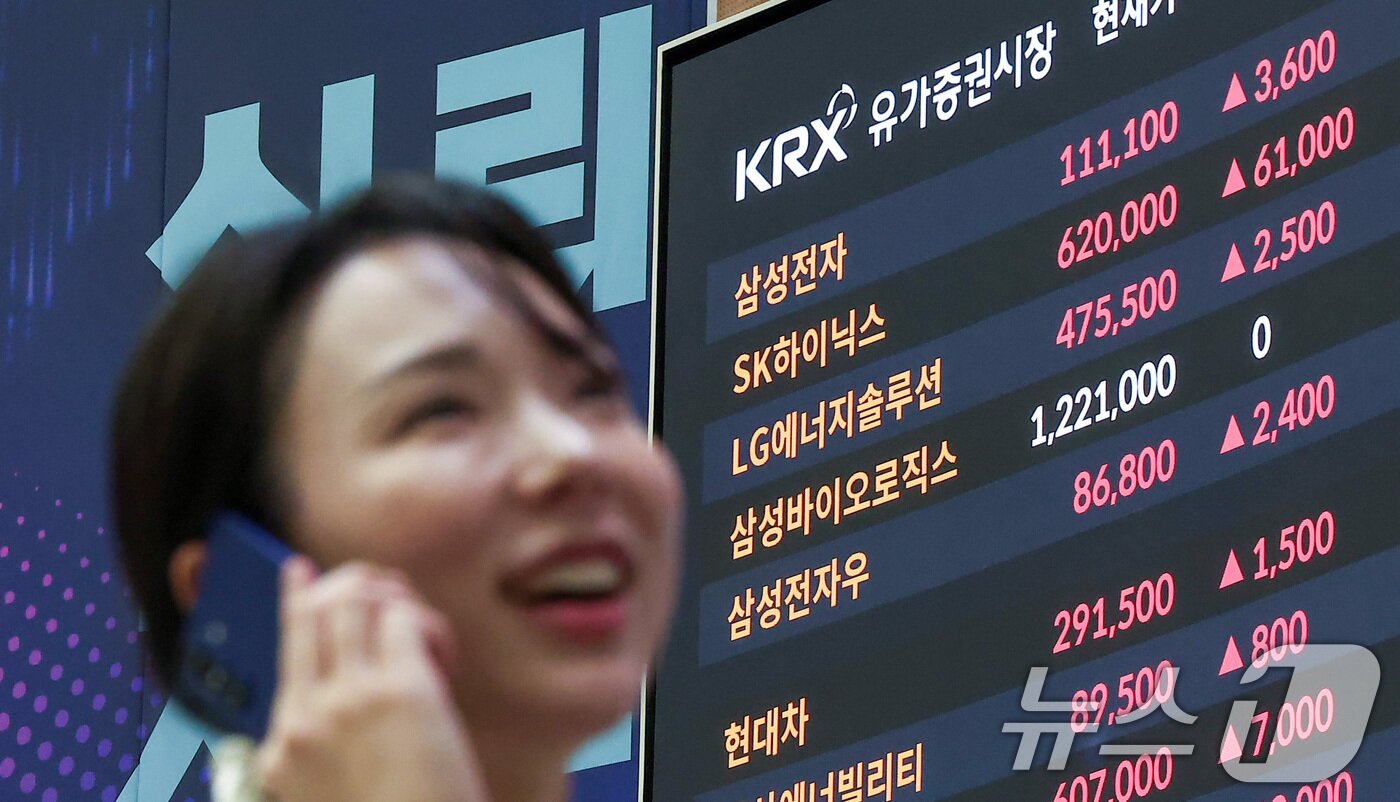 본문 이미지 - 코스피가 4220선을 돌파하며 사상 최고치를 경신한 3일 서울 여의도 한국거래소 현황판에 삼성전자와 SK하이닉스의 종가가 표시되고 있다.  2025.11.3/뉴스1 ⓒ News1 김성진 기자