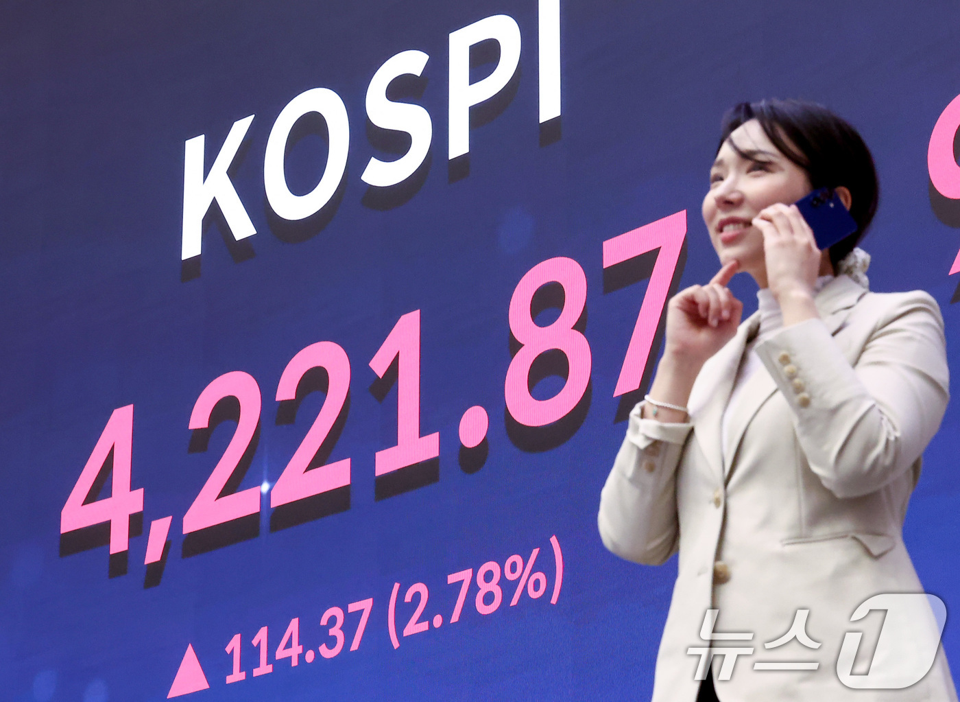 (서울=뉴스1) 김성진 기자 = 코스피가 4220선을 돌파하며 사상 최고치를 경신한 3일 서울 여의도 한국거래소 현황판에 종가가 표시되고 있다.이날 코스피는 전 거래일 대비 114 …