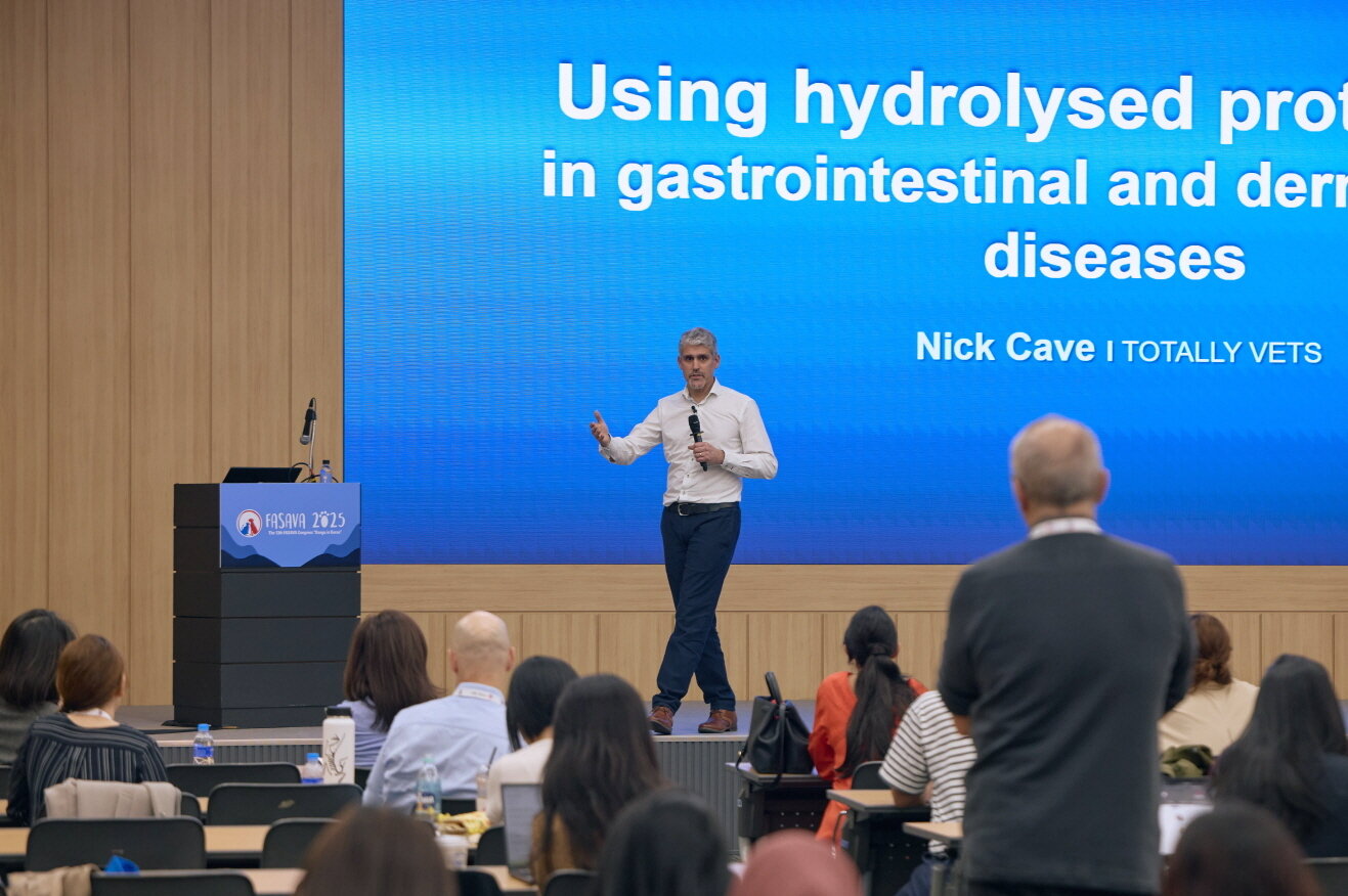 본문 이미지 - 뉴질랜드의 닉 케이브 박사가 FASAVA에서 기조강연을 하는 모습&#40;로얄캐닌 제공&#41; ⓒ 뉴스1