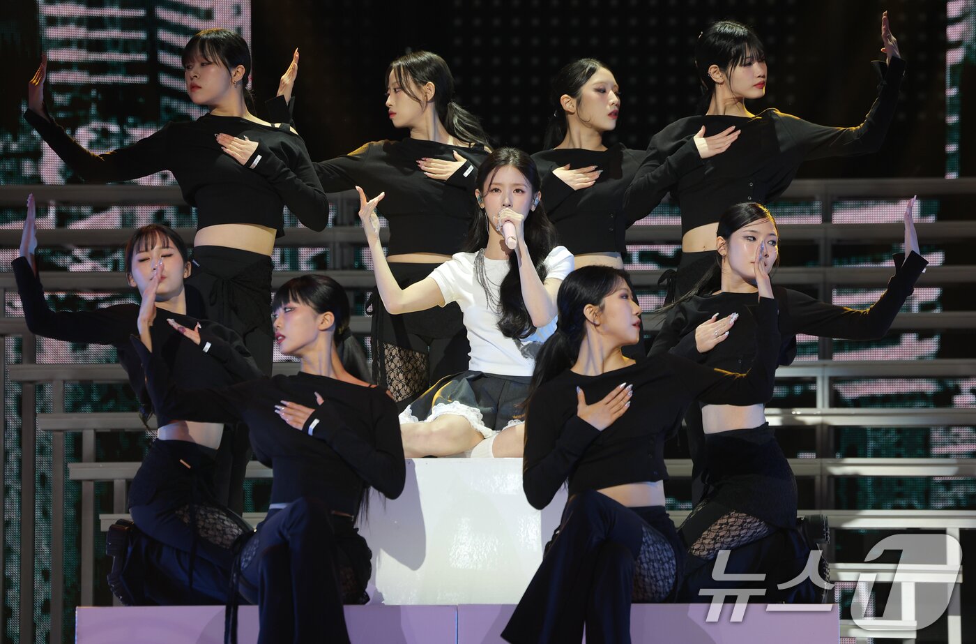 본문 이미지 - 그룹 아이들(i-dle)의 미연이 3일 오후 서울 용산구 블루스퀘어에서 가진 두 번째 솔로 미니 앨범 '마이, 러버(MY, Lover)' 발매 쇼케이스에서 타이틀 곡 '세이 마이 네임(Say My Name)'을 열창하고 있다. 2025.11.3/뉴스1 ⓒ News1 권현진 기자