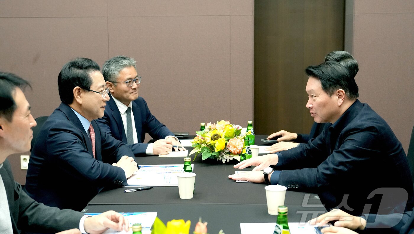 본문 이미지 - 김영록 전라남도지사가 3일 서울 코엑스 오픈미팅룸에서 SK 최태원회장과 면담을 갖고 ‘오픈AI AI데이터센터’ 등과 관련해 SK 그룹 투자협의를 하고 있다.&#40;전남도 제공. 재판매 및 DB금지&#41; 2025.11.3/뉴스1 
