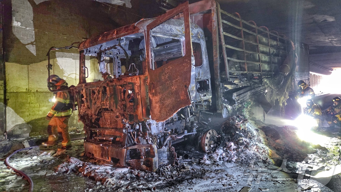 (울산=뉴스1) 박정현 기자 = 3일 오후 2시 27분께 울산 남구 옥현지하차도에서 화재가 발생해 소방당국이 화재를 진압하고 있다. (울산소방본부 제공. 재판매 및 DB금지) 20 …