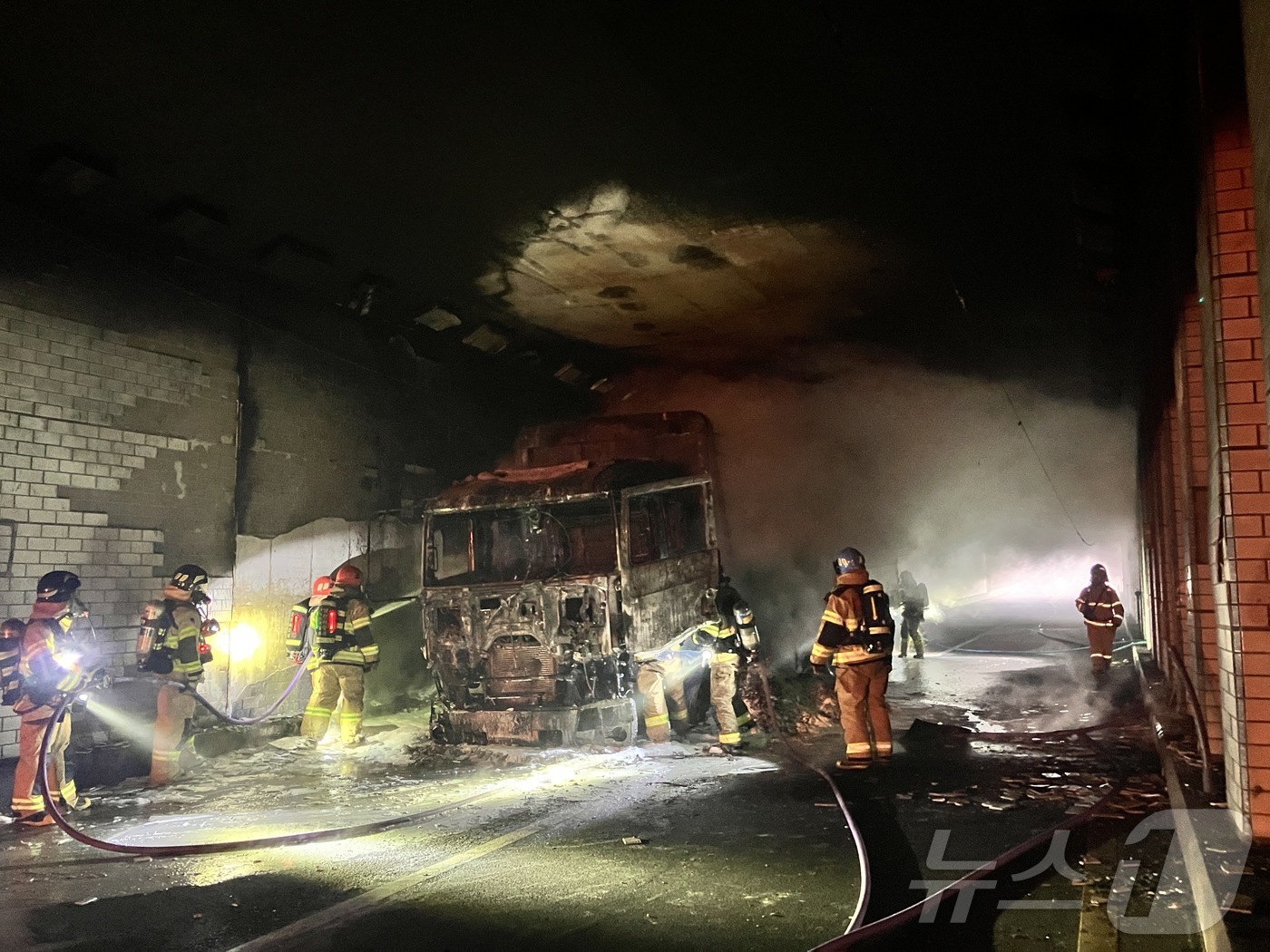 (울산=뉴스1) 박정현 기자 = 3일 오후 2시 27분께 울산 남구 옥현지하차도에서 화재가 발생해 소방당국이 화재를 진압하고 있다. (울산소방본부 제공. 재판매 및 DB금지) 20 …