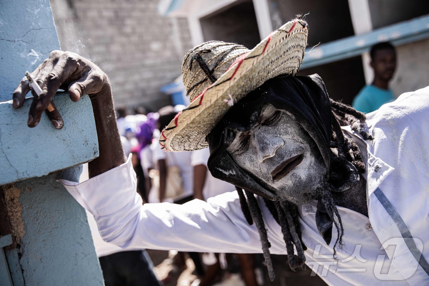 (포르토프랭스 AFP=뉴스1) 이정환 기자 = 1일(현지시간) 카리브해 국가 아이티 포르토프랭스에 있는 한 묘지에서 열린 아이티 전통 '죽음의 날' 축제인 페트 게데에 참석한 한 …