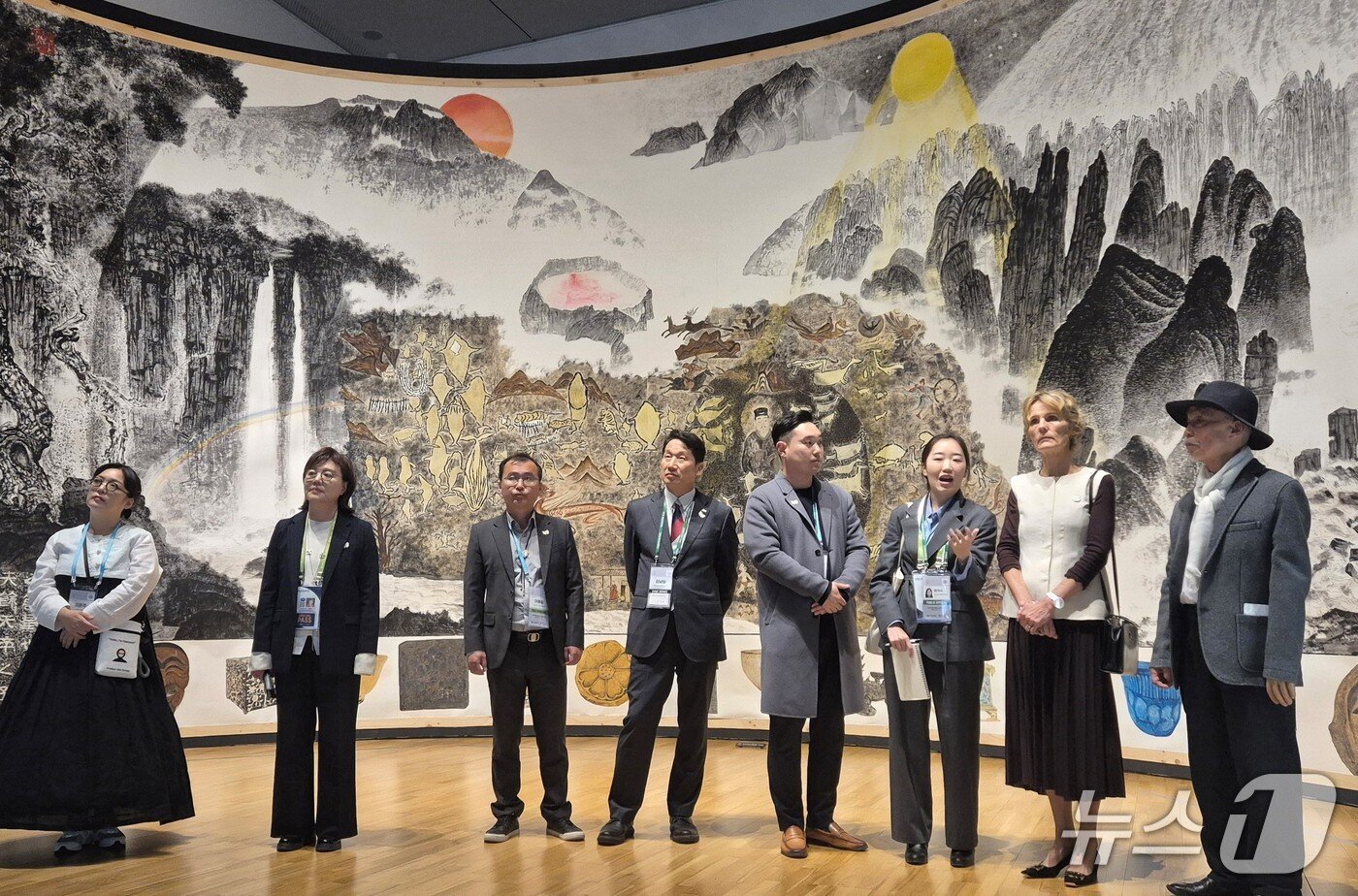 본문 이미지 - 지난 10월31일 다이애나폭스카니 캐나다총리 배우자가 경주엑스포대공원 솔거미술관을 찾아 ‘신라한향’ 특별전을 관람했다.(경북도 제공. 재판매 및 DB금지)