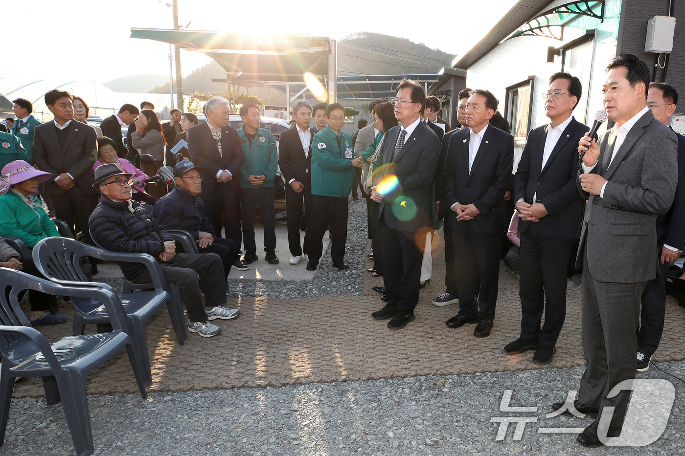 (안동=뉴스1) 공정식 기자 = 장동혁 국민의힘 대표가 3일 오후 경북 산불 피해 마을인 안동시 일직면 조탑리를 찾아 임시 주거시설에 머물고 있는 주민들을 위로하고 있다. 2025 …