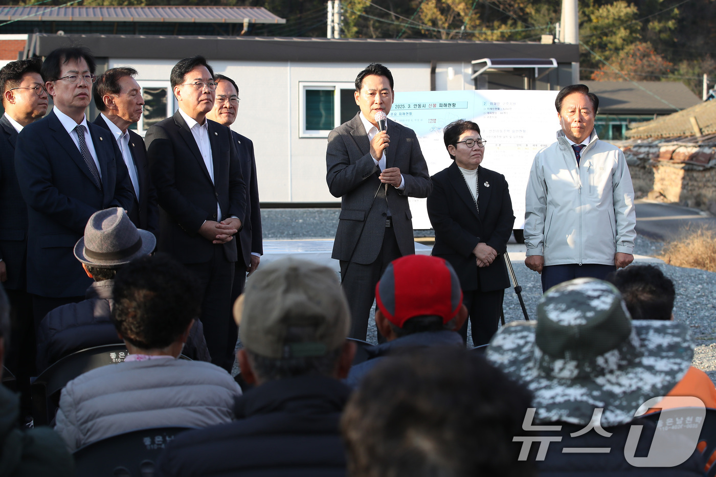 (안동=뉴스1) 공정식 기자 = 장동혁 국민의힘 대표가 3일 오후 경북 산불 피해 마을인 안동시 일직면 조탑리를 찾아 임시 주거시설에 머물고 있는 주민들을 위로하고 있다. 2025 …