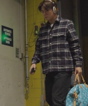 본문 이미지 - 루이뷔통 &#39;스피디 P9&#39; 블루백을 들고 있는 야마모토 요시노부. 출처=일본야후닷컴