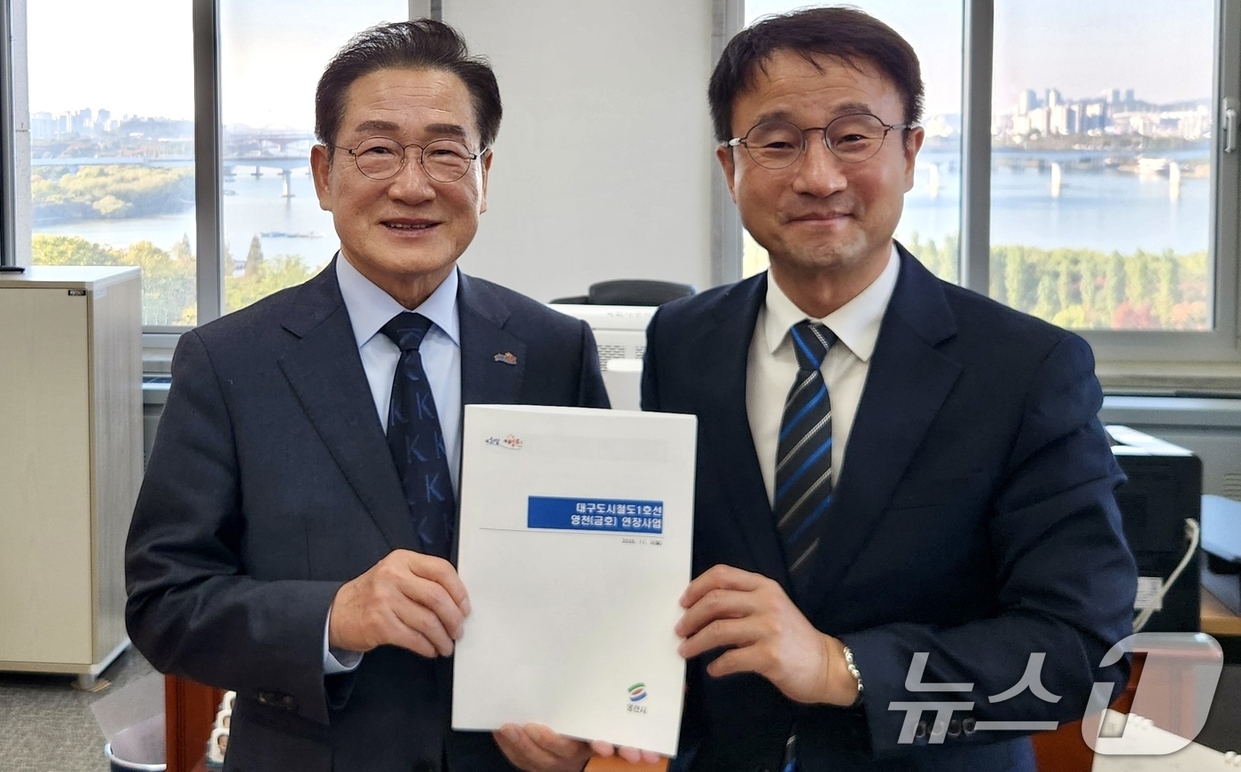 (영천=뉴스1) 정우용 기자 = 최기문 경북 영천시장(왼쪽)이 3일 국회에서 한병도 예결위원장을 만나 지역 현안사업을 건의한 뒤 기념사진을 찍고 있다. (영천시 제공. 재판매 및 …