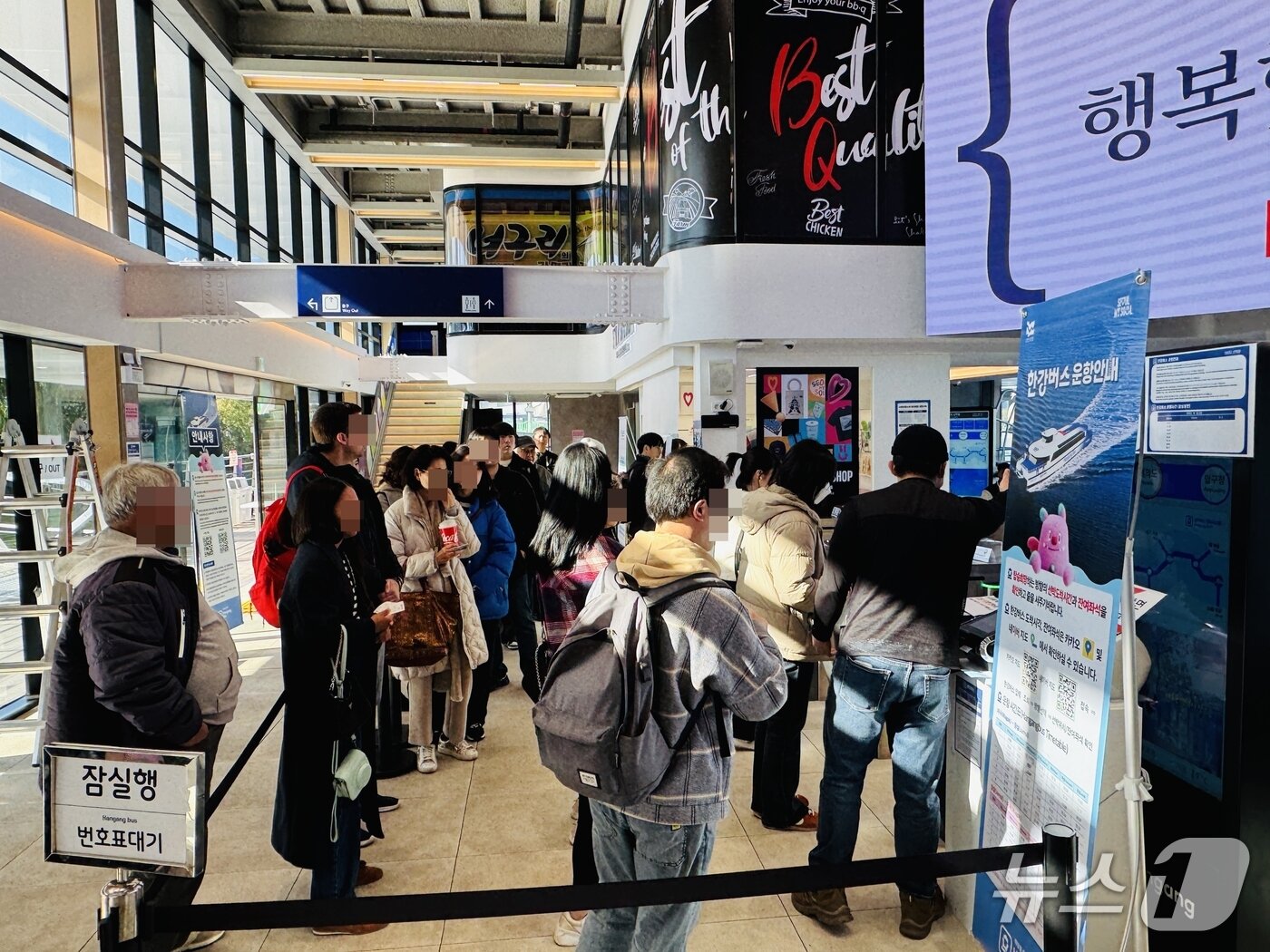 본문 이미지 - 재개 3일째를 맞은 한강버스에 탑승하기 위해 시민들이 여의도 선착장에서 줄을 서고 있다. 2025.11.3/뉴스1 ⓒ News1 한지명 기자