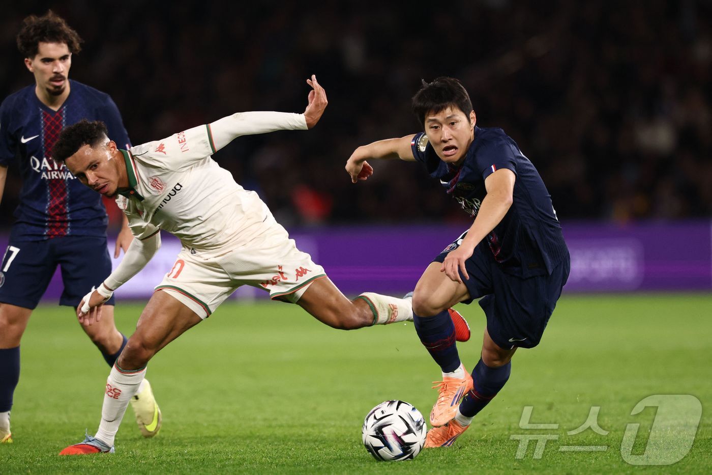 본문 이미지 - PSG의 이강인(오른쪽) ⓒ AFP=뉴스1