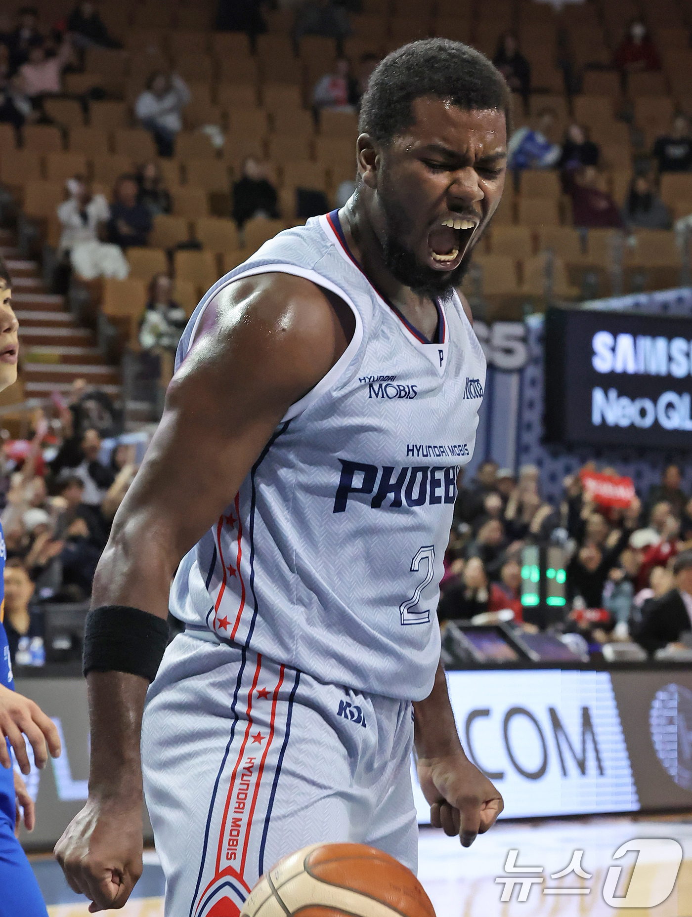 (서울=뉴스1) 장수영 기자 = 3일 오후 서울 송파구 잠실실내체육관에서 열린 2025-2026 LG전자 프로농구 정규리그 서울 삼성 썬더스와 울산 현대모비스 피버스의 경기에서 현 …