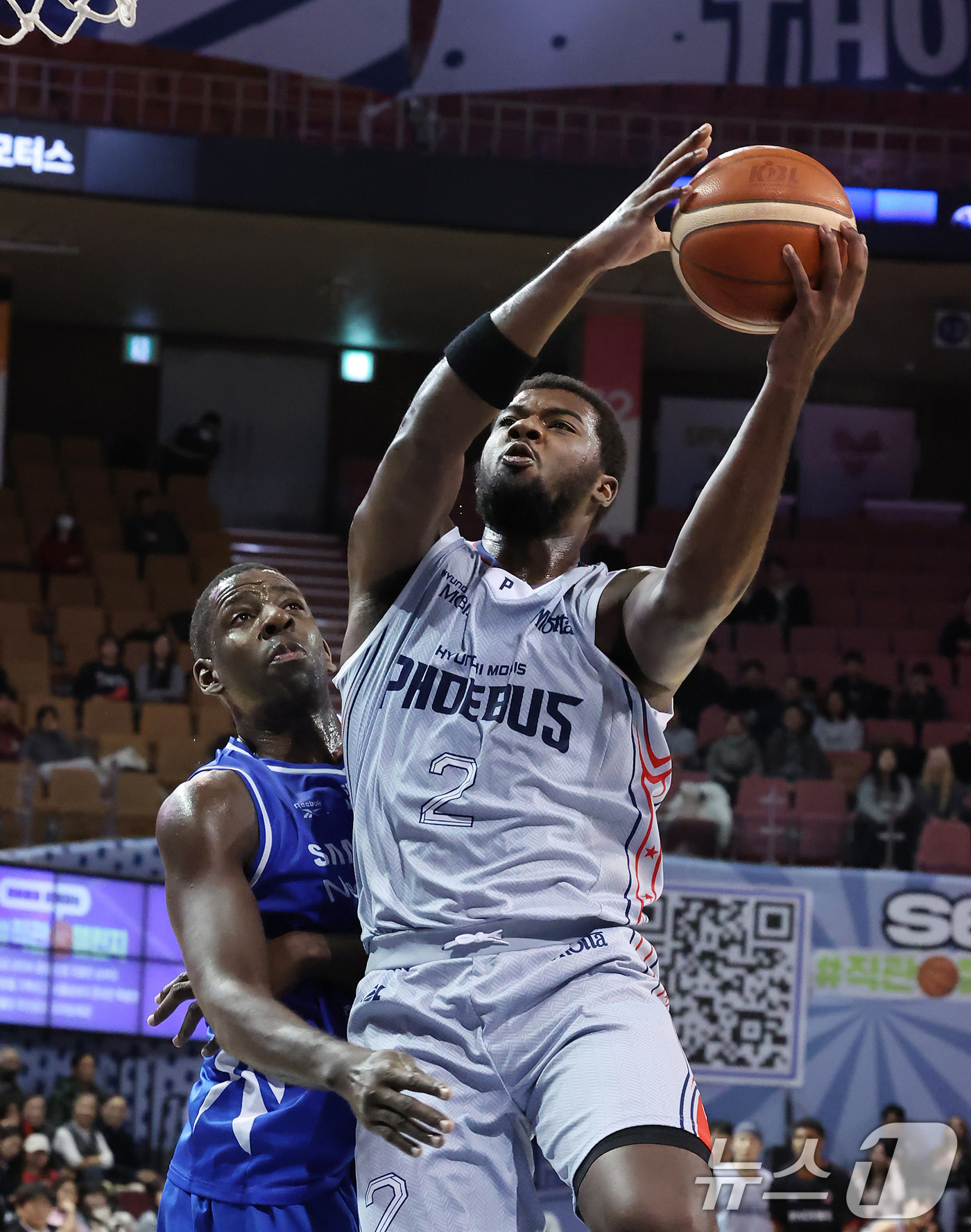 (서울=뉴스1) 장수영 기자 = 3일 오후 서울 송파구 잠실실내체육관에서 열린 2025-2026 LG전자 프로농구 정규리그 서울 삼성 썬더스와 울산 현대모비스 피버스의 경기에서 현 …