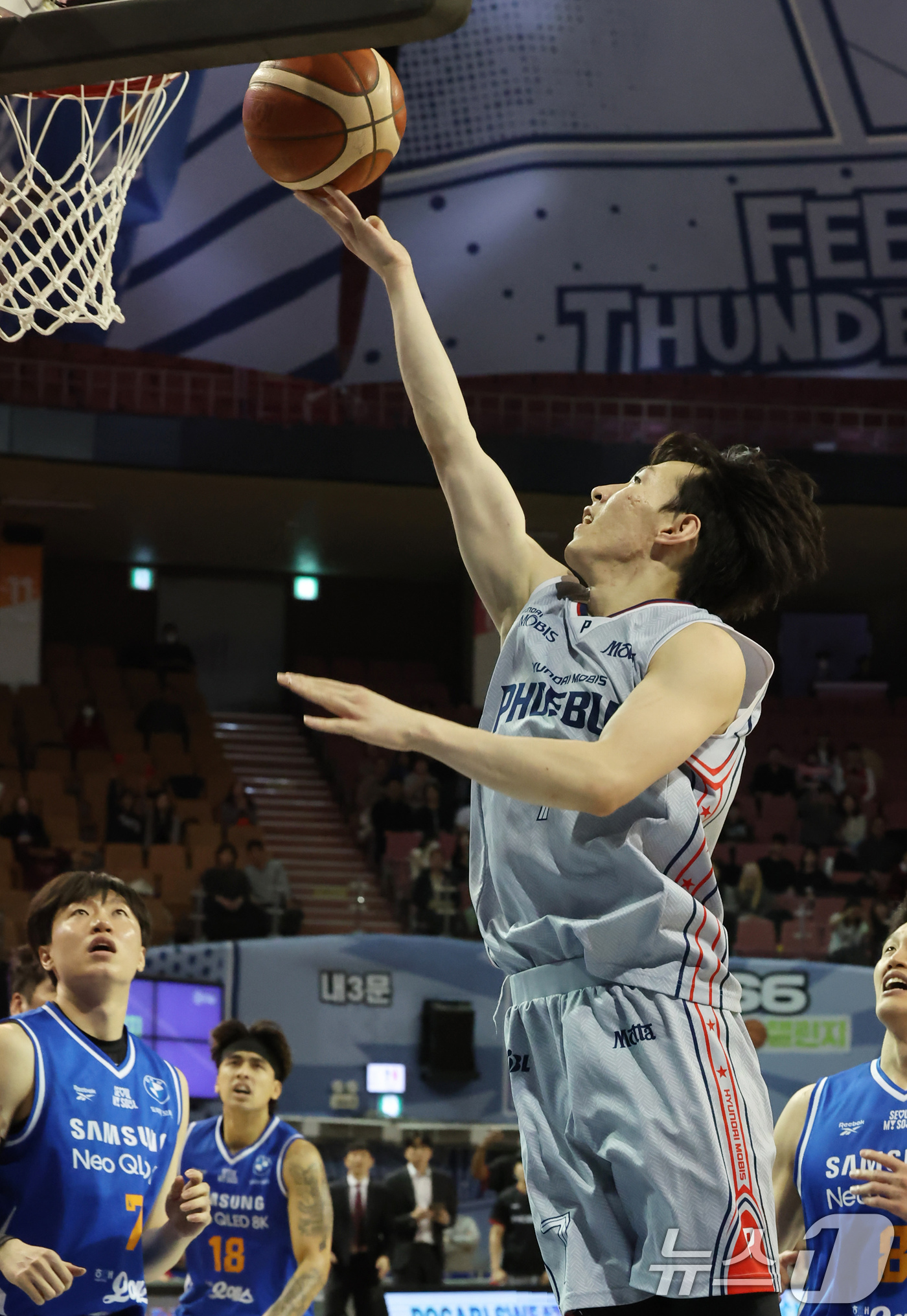 (서울=뉴스1) 장수영 기자 = 3일 오후 서울 송파구 잠실실내체육관에서 열린 2025-2026 LG전자 프로농구 정규리그 서울 삼성 썬더스와 울산 현대모비스 피버스의 경기에서 현 …