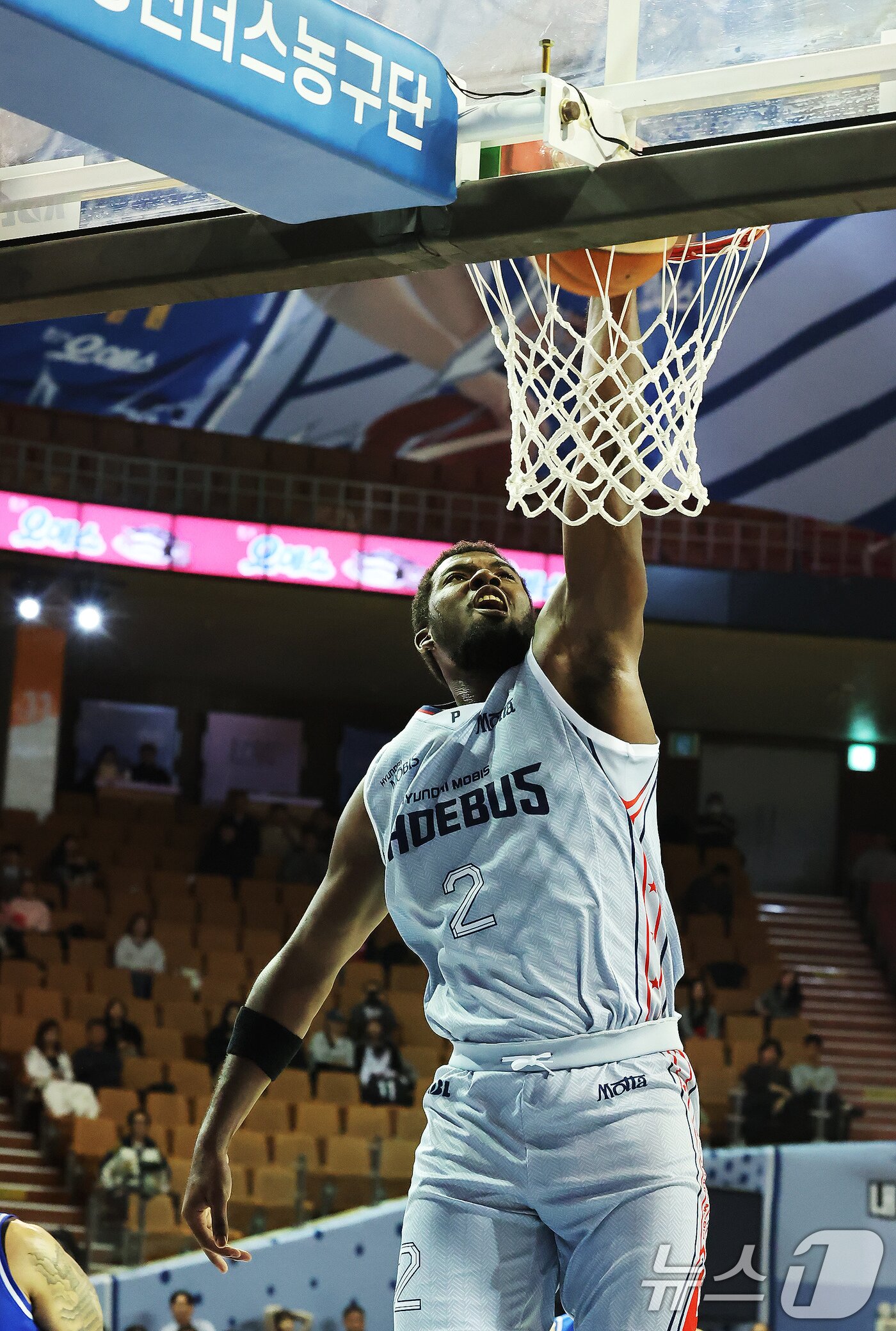본문 이미지 - 3일 오후 서울 송파구 잠실실내체육관에서 열린 2025-2026 LG전자 프로농구 정규리그 서울 삼성 썬더스와 울산 현대모비스 피버스의 경기에서 현대모비스 레이션 해먼즈가 덩크를 성공하고 있다. 2025.11.3/뉴스1 ⓒ News1 장수영 기자