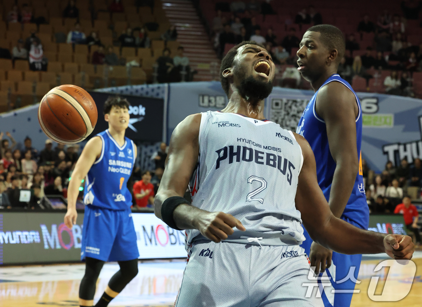 (서울=뉴스1) 장수영 기자 = 3일 오후 서울 송파구 잠실실내체육관에서 열린 2025-2026 LG전자 프로농구 정규리그 서울 삼성 썬더스와 울산 현대모비스 피버스의 경기에서 현 …