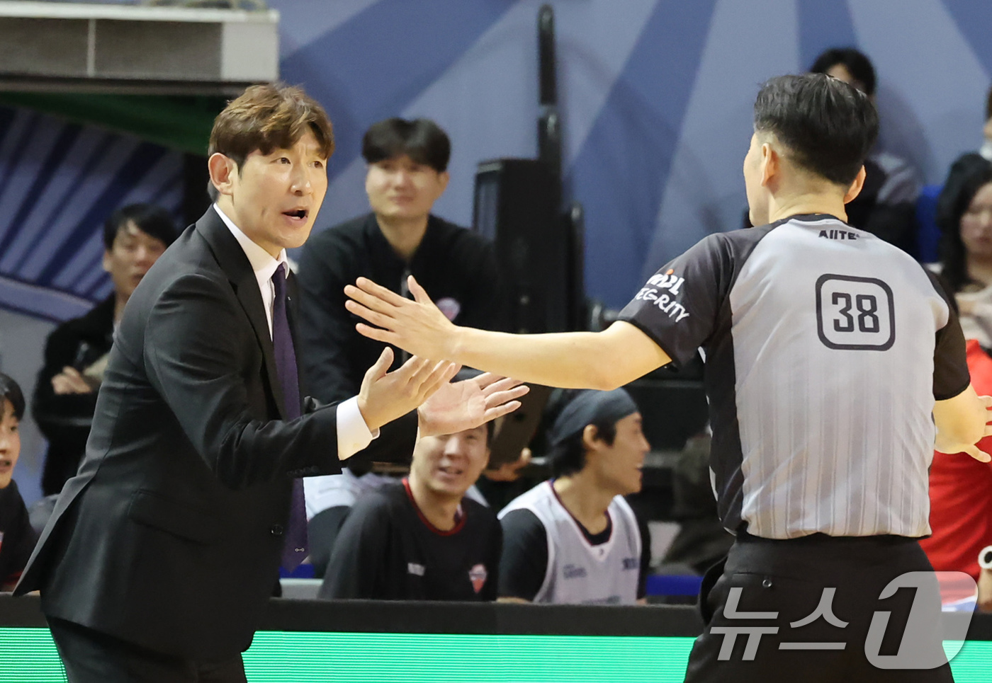 (서울=뉴스1) 장수영 기자 = 3일 오후 서울 송파구 잠실실내체육관에서 열린 2025-2026 LG전자 프로농구 정규리그 서울 삼성 썬더스와 울산 현대모비스 피버스의 경기에서 현 …