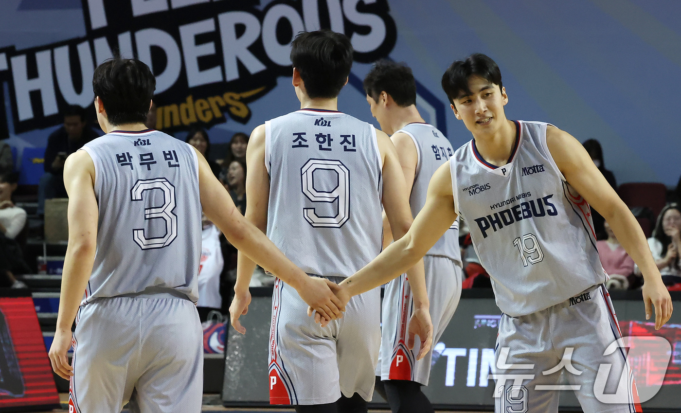 (서울=뉴스1) 장수영 기자 = 3일 오후 서울 송파구 잠실실내체육관에서 열린 2025-2026 LG전자 프로농구 정규리그 서울 삼성 썬더스와 울산 현대모비스 피버스의 경기에서 현 …